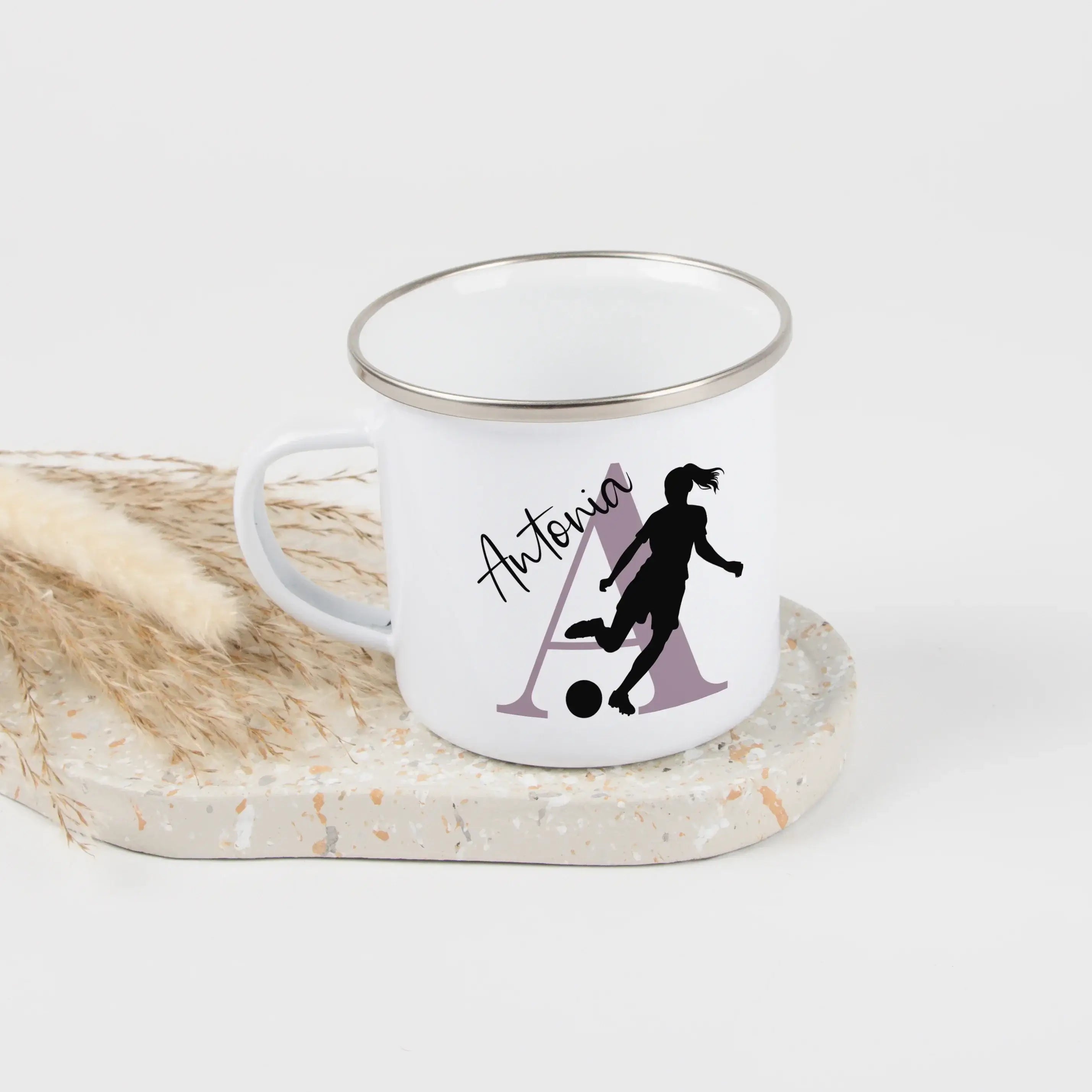 Emaille Tasse mit Namen Fußball-Emaille Tasse-famprints-Die Emaille Tasse mit Namen Fußball von famprints ist eine liebevolle Geschenkidee für Kinder, die ihren Lieblingssport am Frühstückstisch nicht missen wollen. Auf dem weißen Emaille Becher steht wah