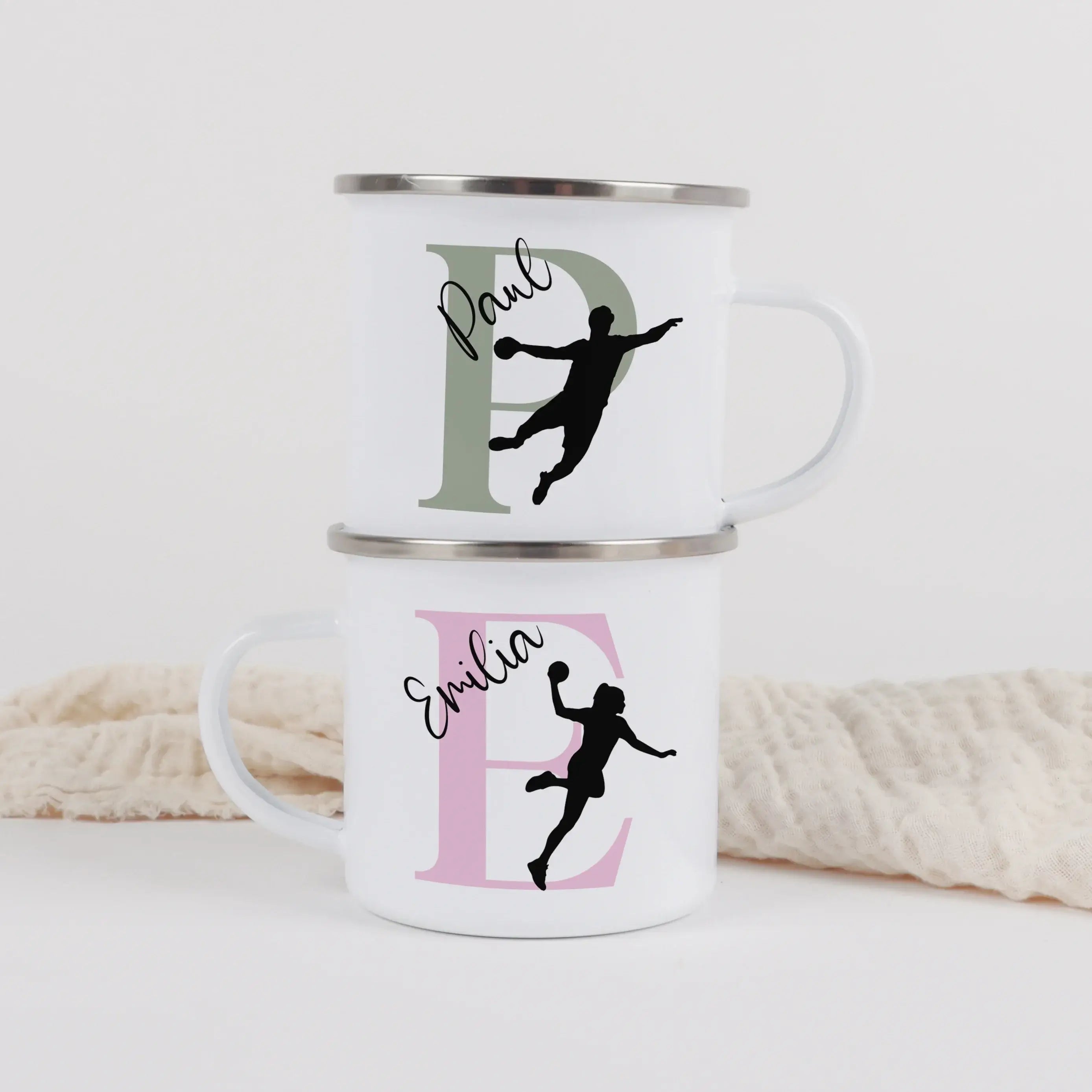 Emaille Tasse mit Namen Handball-Emaille Tasse-famprints-Die Emaille Tasse mit Namen Handball von famprints verbindet sportliche Leidenschaft mit einer persönlichen Note, die Kindern ein echtes Strahlen ins Gesicht zaubert. Jede Tasse wird in Deutschland