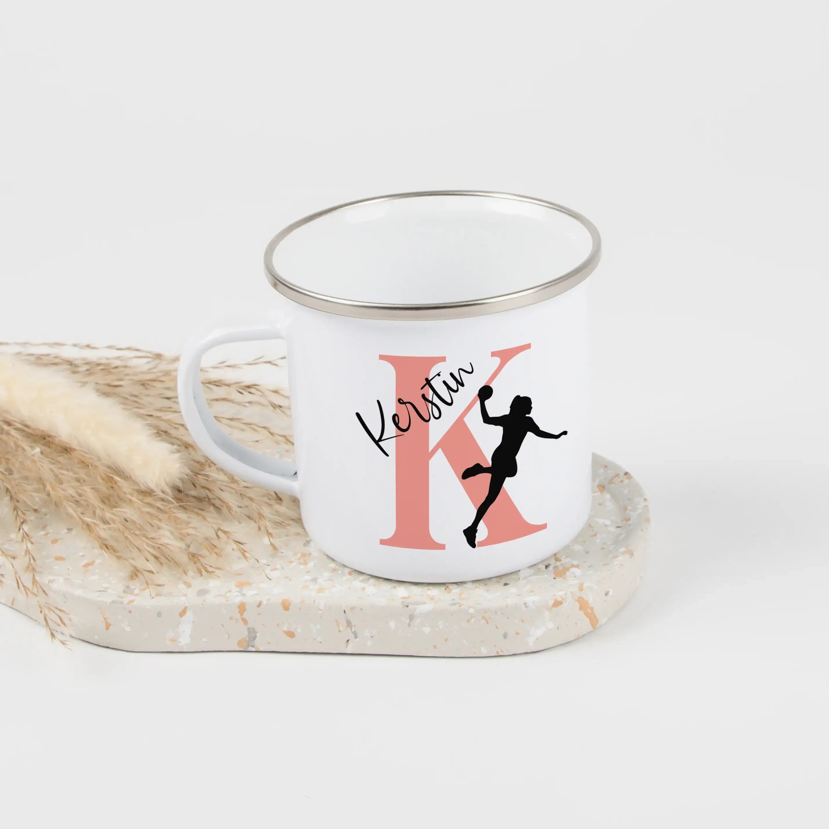 Emaille Tasse mit Namen Handball-Emaille Tasse-famprints-Die Emaille Tasse mit Namen Handball von famprints verbindet sportliche Leidenschaft mit einer persönlichen Note, die Kindern ein echtes Strahlen ins Gesicht zaubert. Jede Tasse wird in Deutschland