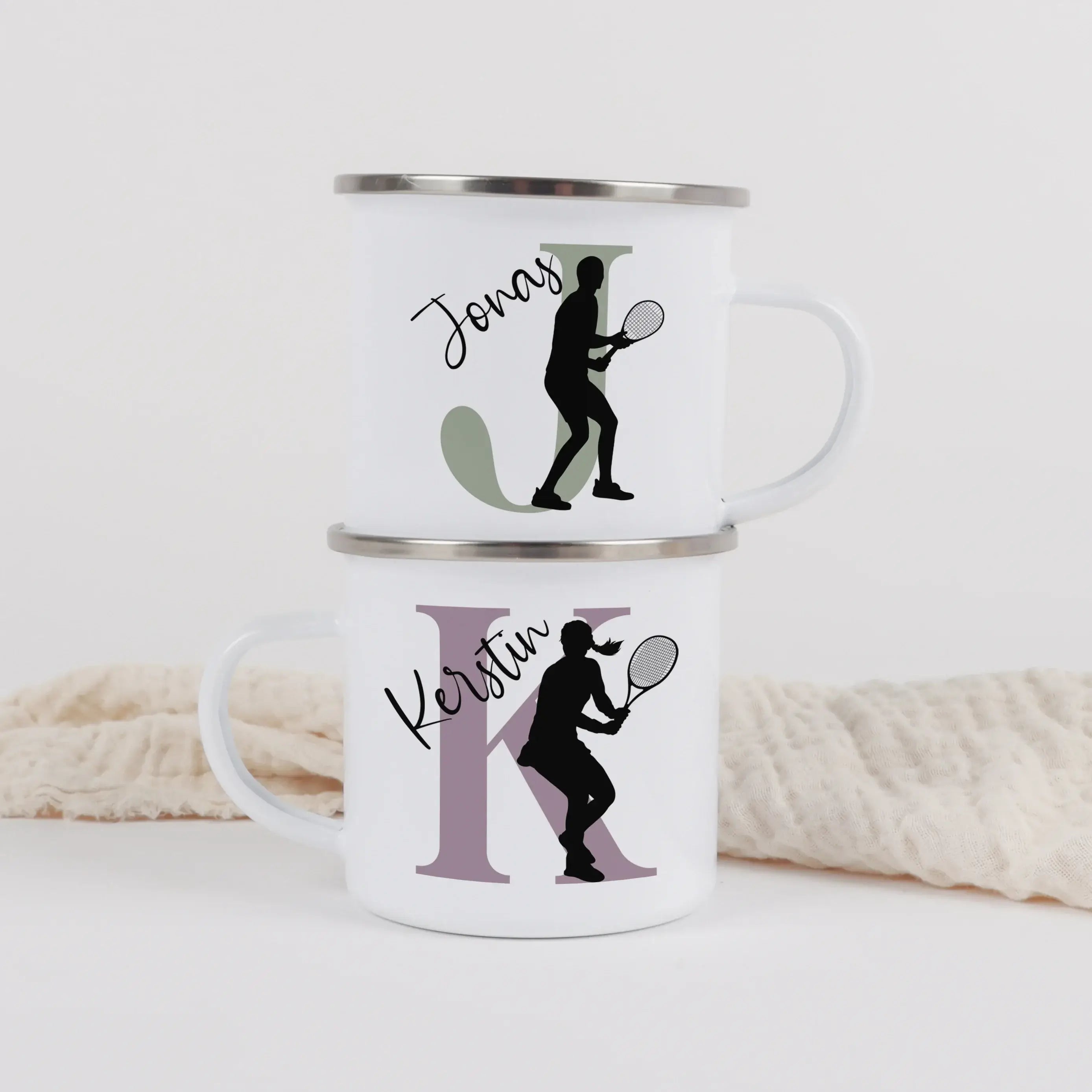 Emaille Tasse mit Namen Tennis-Emaille Tasse-famprints-Die Emaille Tasse mit Namen Tennis von famprints verbindet deinen Sportmoment mit einem persönlichen Detail, das jeden Schluck besonders macht. Auf dem leichten Emaille Becher trifft dein Name auf ein