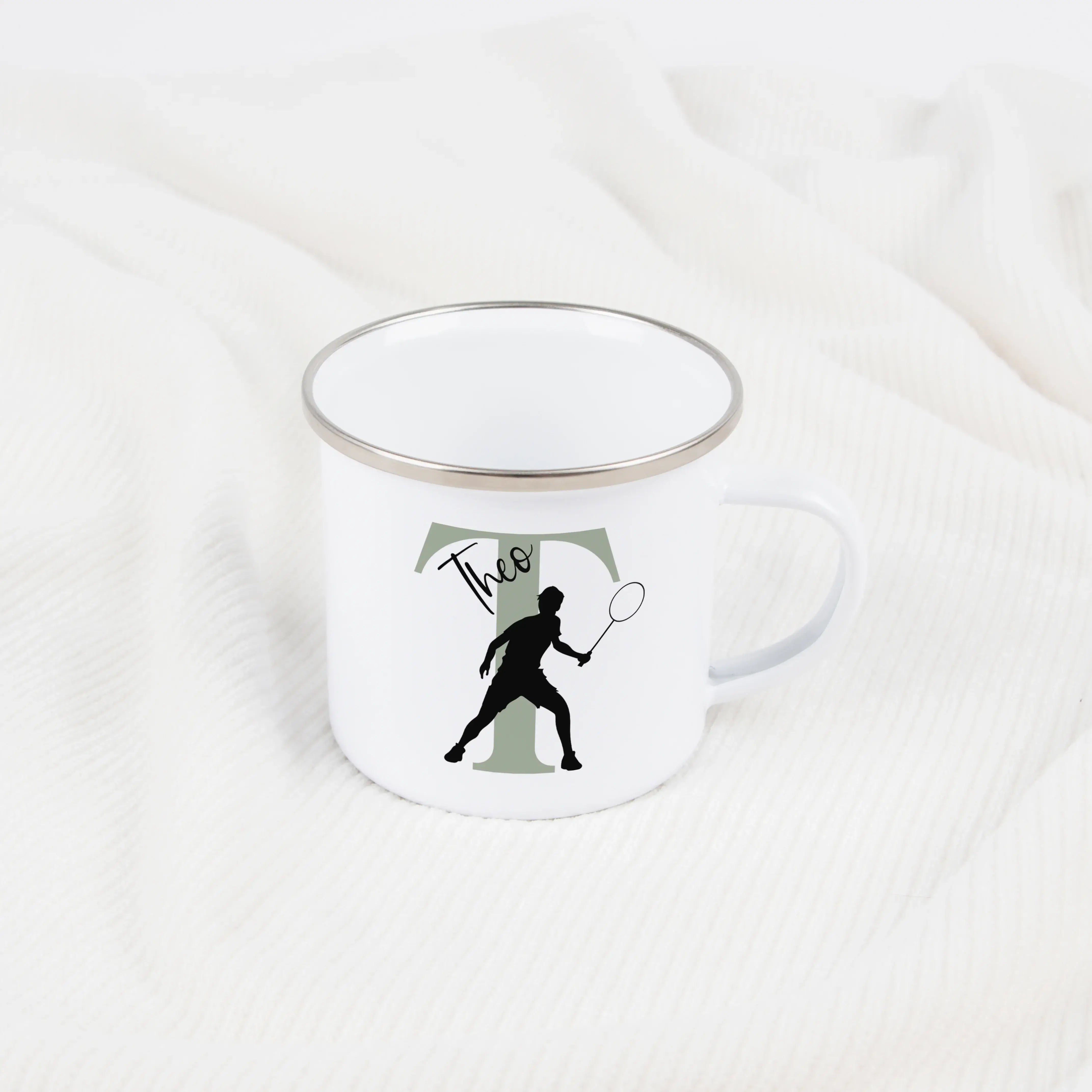 Emaille Tasse mit Namen Badminton-Emaille Tasse-famprints-Die Emaille Tasse mit Namen Badminton von famprints ist genau das Richtige, wenn du ein persönliches Geschenk suchst oder dir selbst eine Freude machen willst. Dein Name wird hochwertig auf die Tas