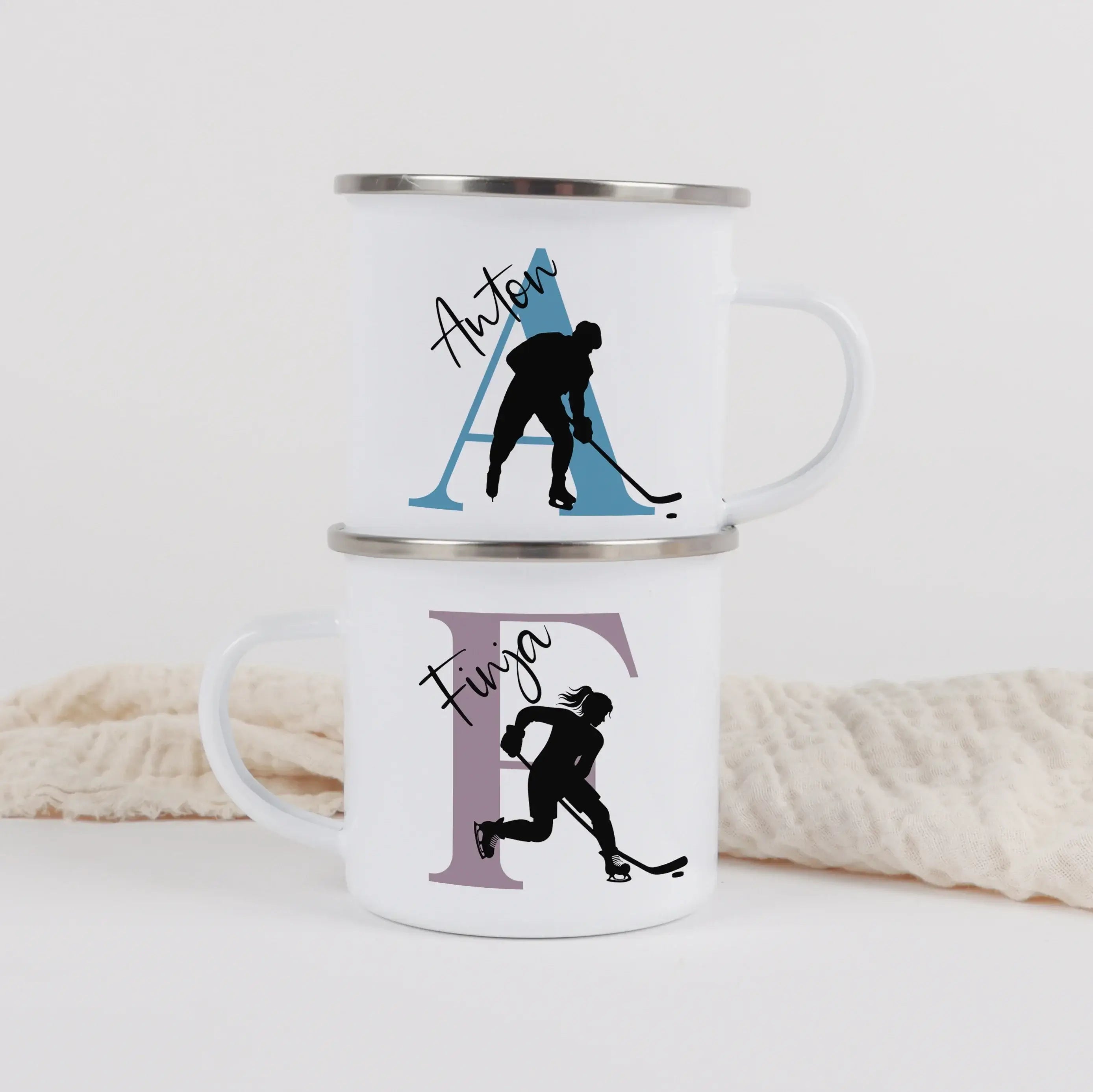 Emaille Tasse mit Namen Eishockey-Emaille Tasse-famprints-Eine Emaille Tasse mit Namen Eishockey ist das perfekte Geschenk für kleine und große Fans des schnellen Sports. Bei famprints bekommst du ein personalisiertes Motiv, das deinen Lieblingssport auf