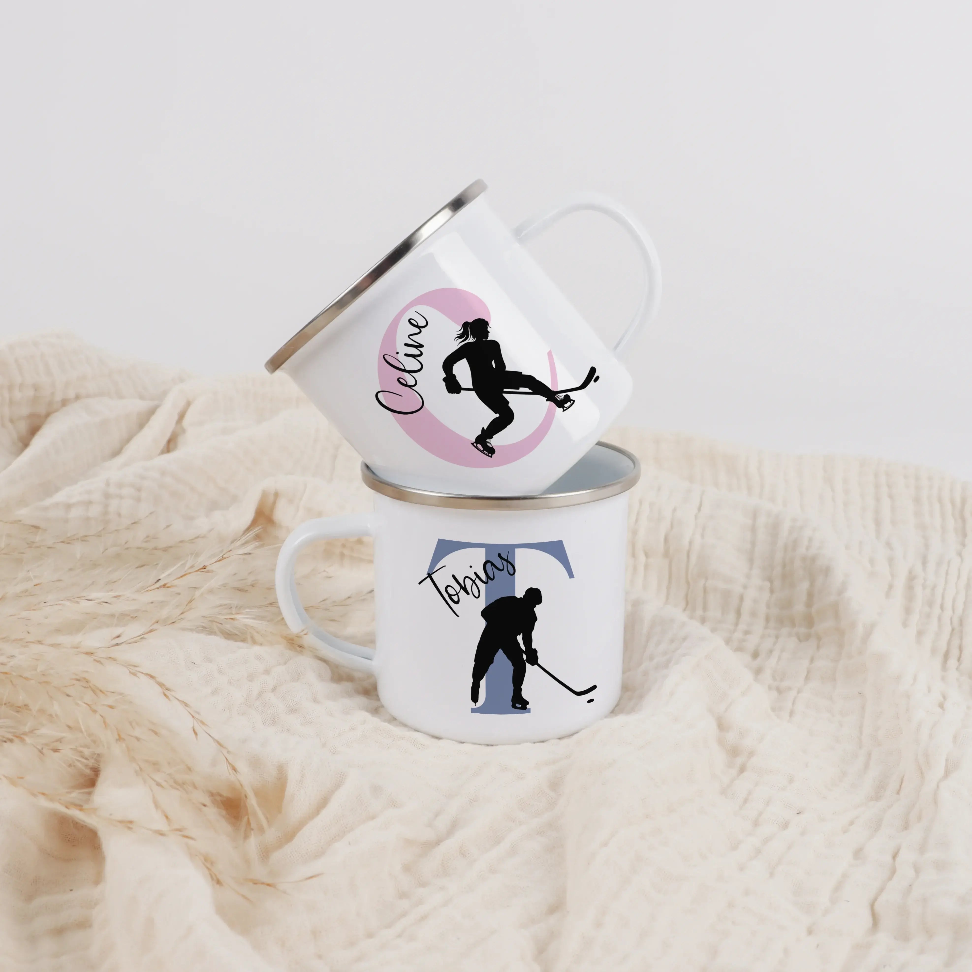 Emaille Tasse mit Namen Eishockey-Emaille Tasse-famprints-Eine Emaille Tasse mit Namen Eishockey ist das perfekte Geschenk für kleine und große Fans des schnellen Sports. Bei famprints bekommst du ein personalisiertes Motiv, das deinen Lieblingssport auf