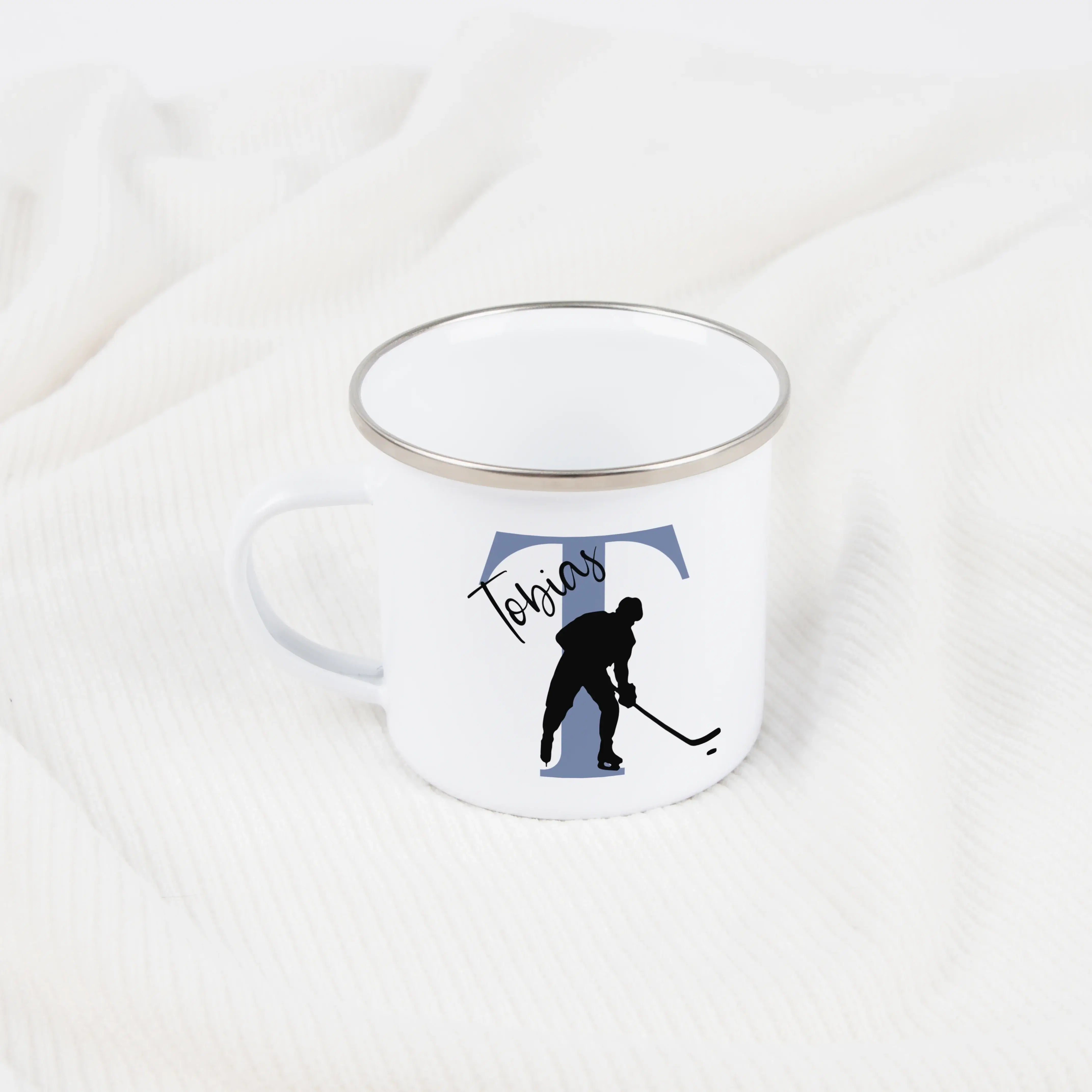 Emaille Tasse mit Namen Eishockey-Emaille Tasse-famprints-Eine Emaille Tasse mit Namen Eishockey ist das perfekte Geschenk für kleine und große Fans des schnellen Sports. Bei famprints bekommst du ein personalisiertes Motiv, das deinen Lieblingssport auf