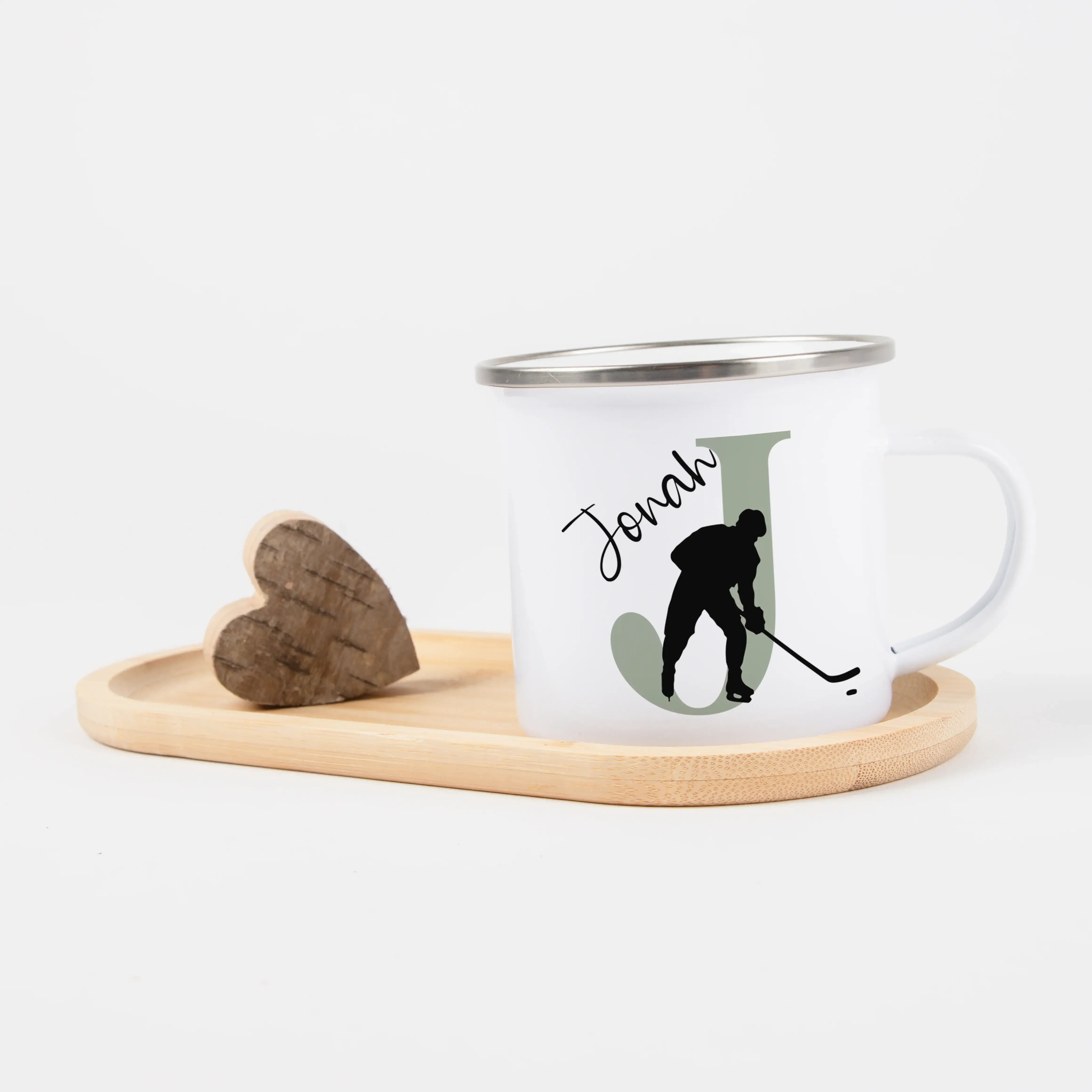 Emaille Tasse mit Namen Eishockey-Emaille Tasse-famprints-Eine Emaille Tasse mit Namen Eishockey ist das perfekte Geschenk für kleine und große Fans des schnellen Sports. Bei famprints bekommst du ein personalisiertes Motiv, das deinen Lieblingssport auf