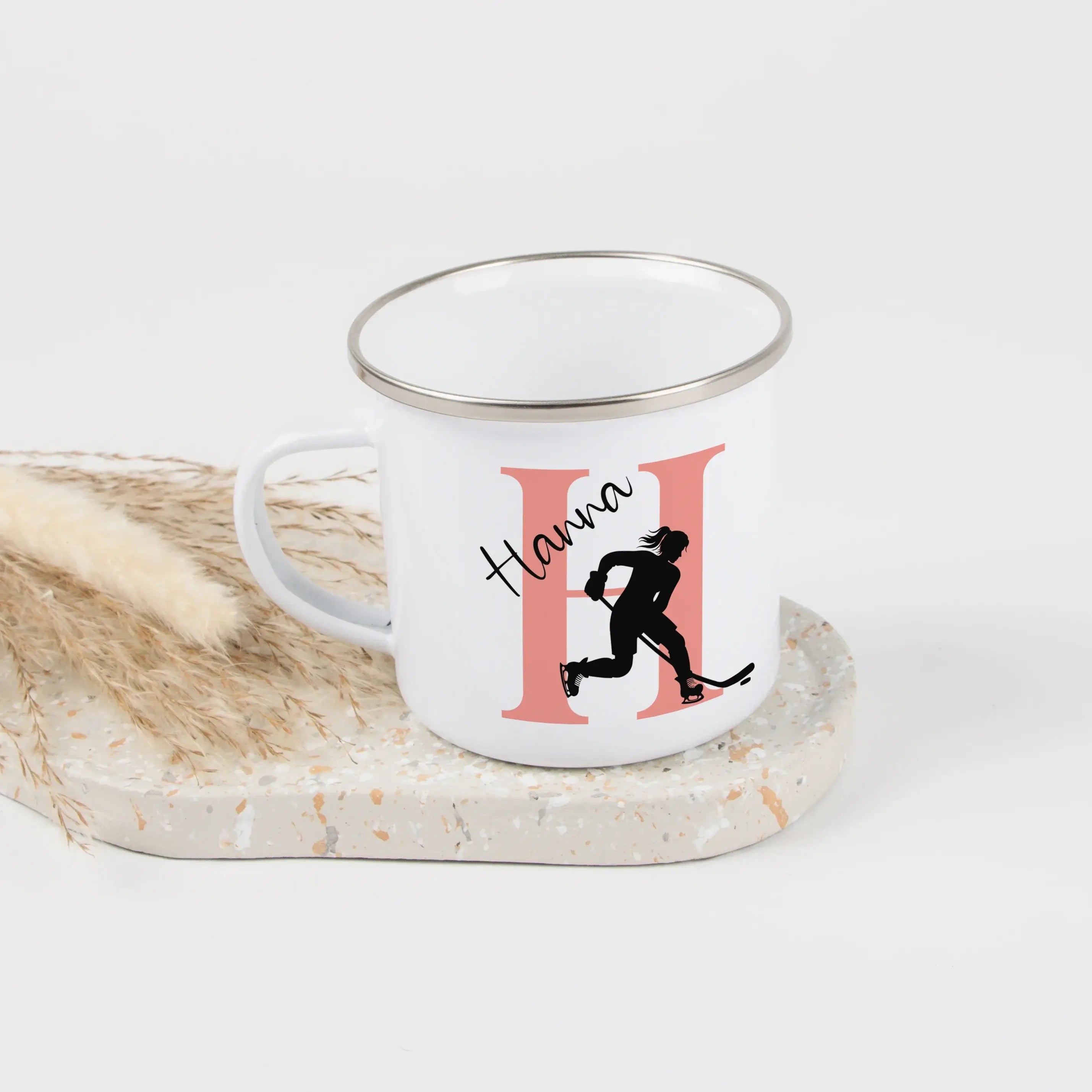 Emaille Tasse mit Namen Eishockey-Emaille Tasse-famprints-Eine Emaille Tasse mit Namen Eishockey ist das perfekte Geschenk für kleine und große Fans des schnellen Sports. Bei famprints bekommst du ein personalisiertes Motiv, das deinen Lieblingssport auf