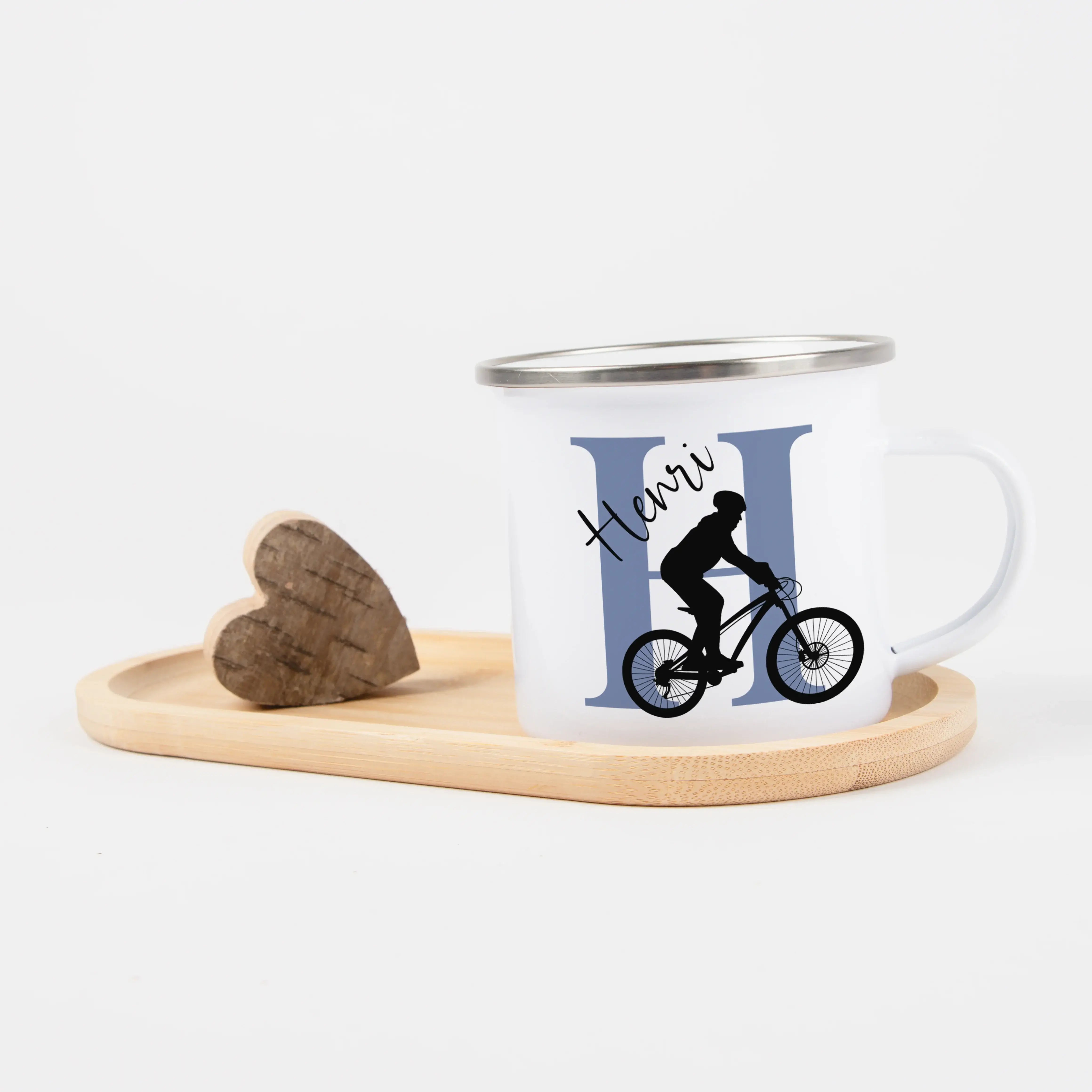 Emaille Tasse mit Namen Fahrrad-Emaille Tasse-famprints-Die Emaille Tasse mit Namen Fahrrad von famprints verbindet persönliches Design mit alltagstauglicher Leichtigkeit und ist ideal für kleine und große Fahrradfans. Mit ihren 300 ml eignet sie sich per