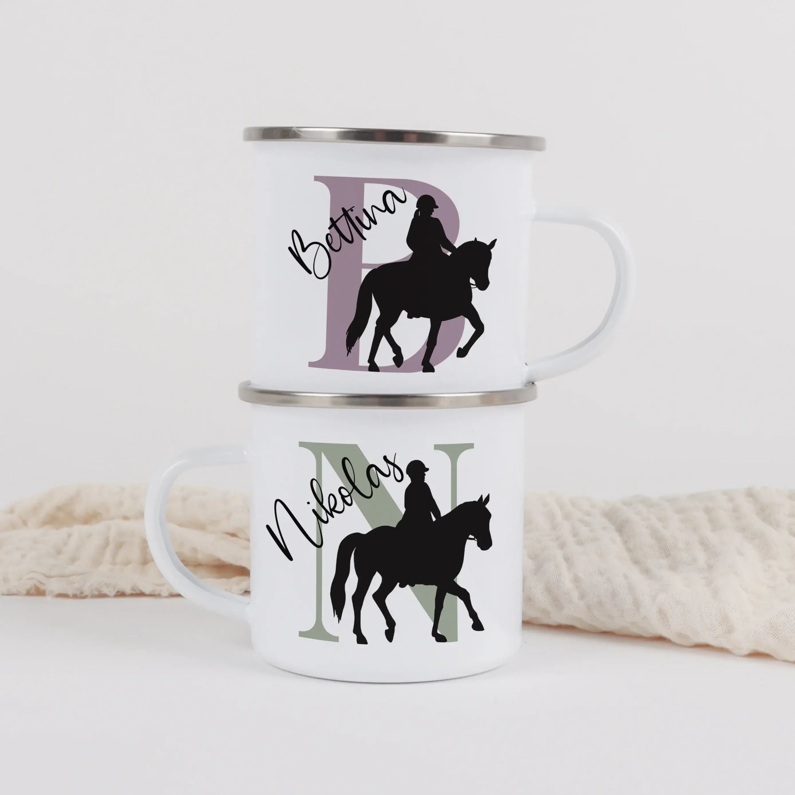 Emaille Tasse mit Namen Reiten-Emaille Tasse-famprints-Eine Emaille Tasse mit Namen Reiten bringt die Faszination rund um Pferde, Stallleben und Ausritte direkt in den Alltag. Bei famprints gestaltest du aus einer leichten Emaille Tasse ein persönliches G
