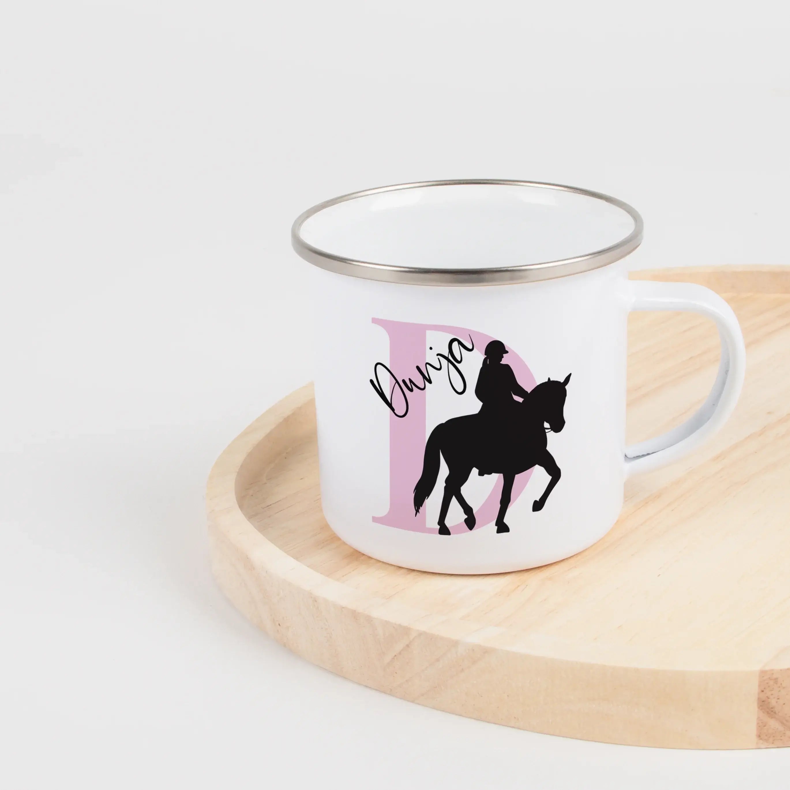 Emaille Tasse mit Namen Reiten-Emaille Tasse-famprints-Eine Emaille Tasse mit Namen Reiten bringt die Faszination rund um Pferde, Stallleben und Ausritte direkt in den Alltag. Bei famprints gestaltest du aus einer leichten Emaille Tasse ein persönliches G