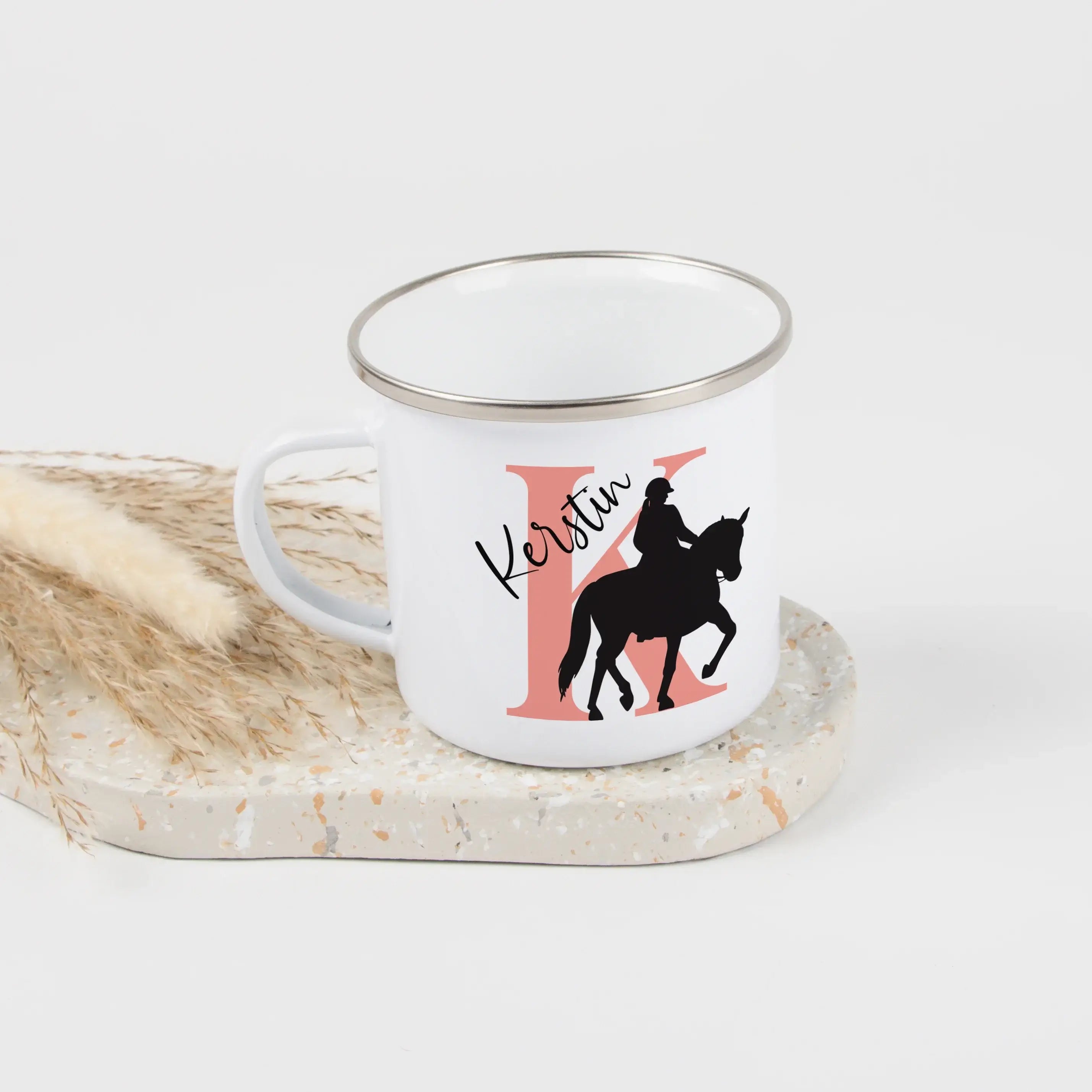Emaille Tasse mit Namen Reiten-Emaille Tasse-famprints-Eine Emaille Tasse mit Namen Reiten bringt die Faszination rund um Pferde, Stallleben und Ausritte direkt in den Alltag. Bei famprints gestaltest du aus einer leichten Emaille Tasse ein persönliches G