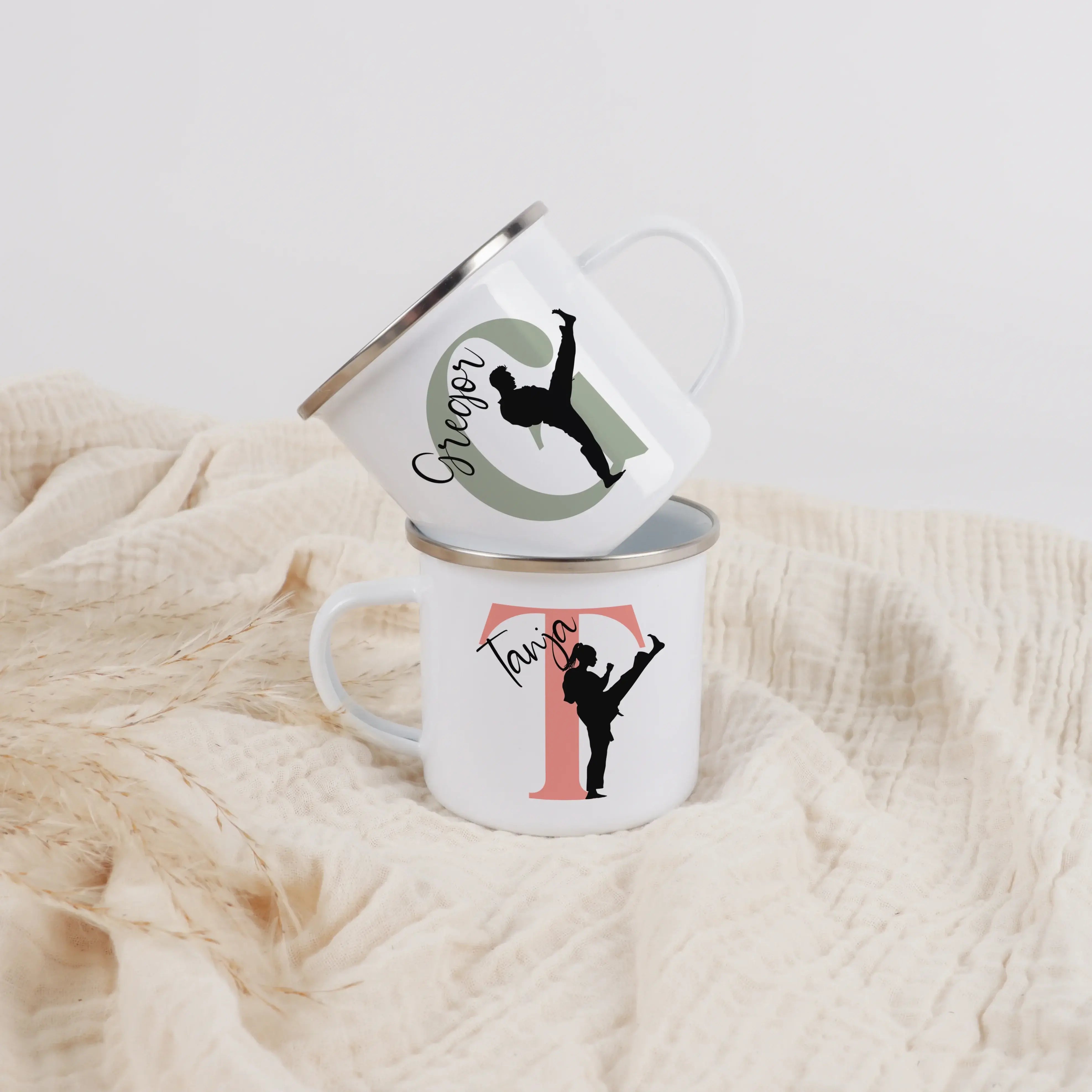 Emaille Tasse mit Namen Judo-Emaille Tasse-famprints-Die Emaille Tasse mit Namen Judo von famprints verbindet persönliche Gestaltung mit liebevollem Design und macht jeden Schluck zu einem kleinen Glücksmoment. Mit deinem Wunschnamen und einer passenden J