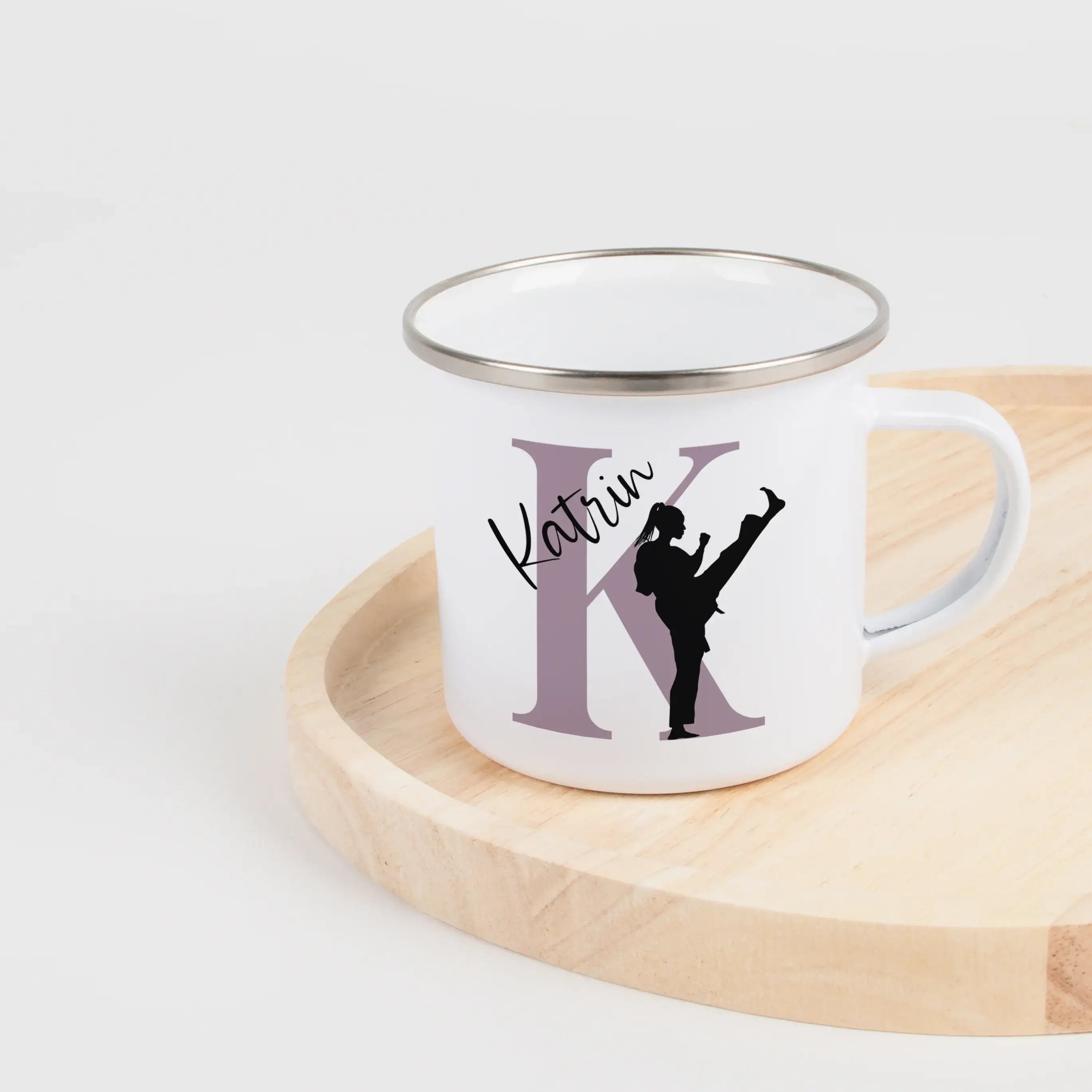 Emaille Tasse mit Namen Judo-Emaille Tasse-famprints-Die Emaille Tasse mit Namen Judo von famprints verbindet persönliche Gestaltung mit liebevollem Design und macht jeden Schluck zu einem kleinen Glücksmoment. Mit deinem Wunschnamen und einer passenden J