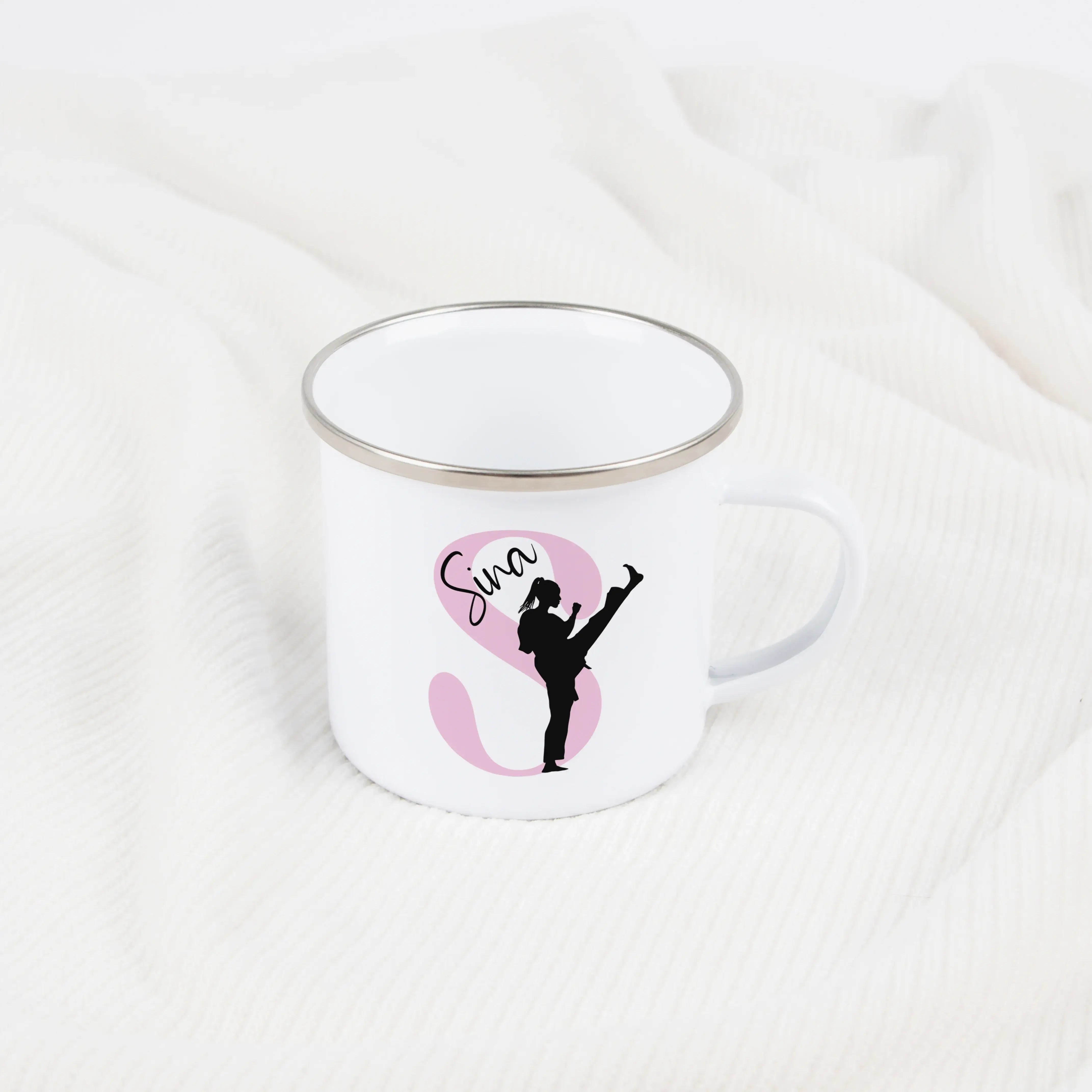 Emaille Tasse mit Namen Judo-Emaille Tasse-famprints-Die Emaille Tasse mit Namen Judo von famprints verbindet persönliche Gestaltung mit liebevollem Design und macht jeden Schluck zu einem kleinen Glücksmoment. Mit deinem Wunschnamen und einer passenden J