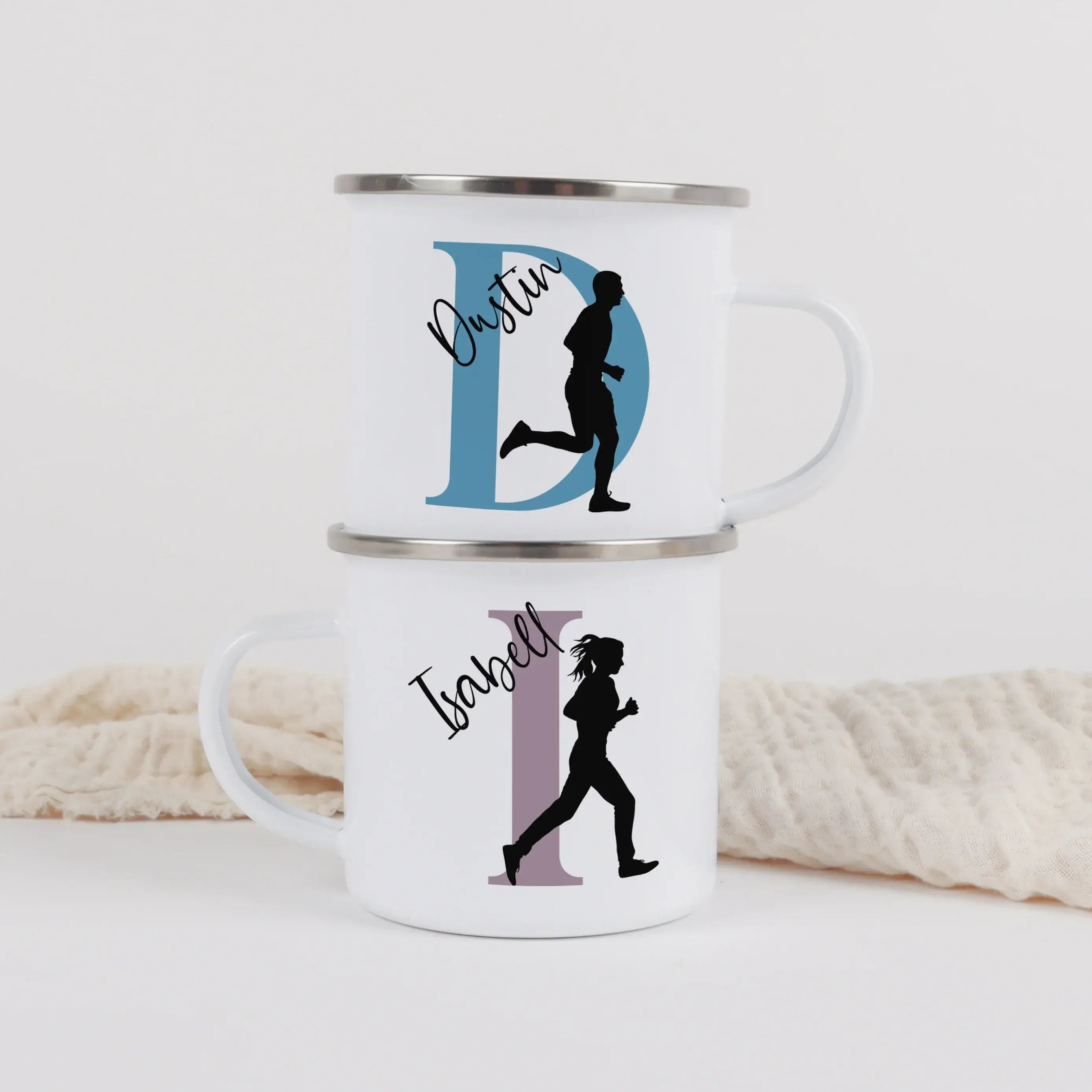 Emaille Tasse mit Namen Laufen-Emaille Tasse-famprints-Mit der Emaille Tasse mit Namen Laufen von famprints bekommst du ein personalisiertes Produkt, das deine Leidenschaft für den Laufsport sichtbar macht. Dein Name wird stilvoll mit einem Laufmotiv komb