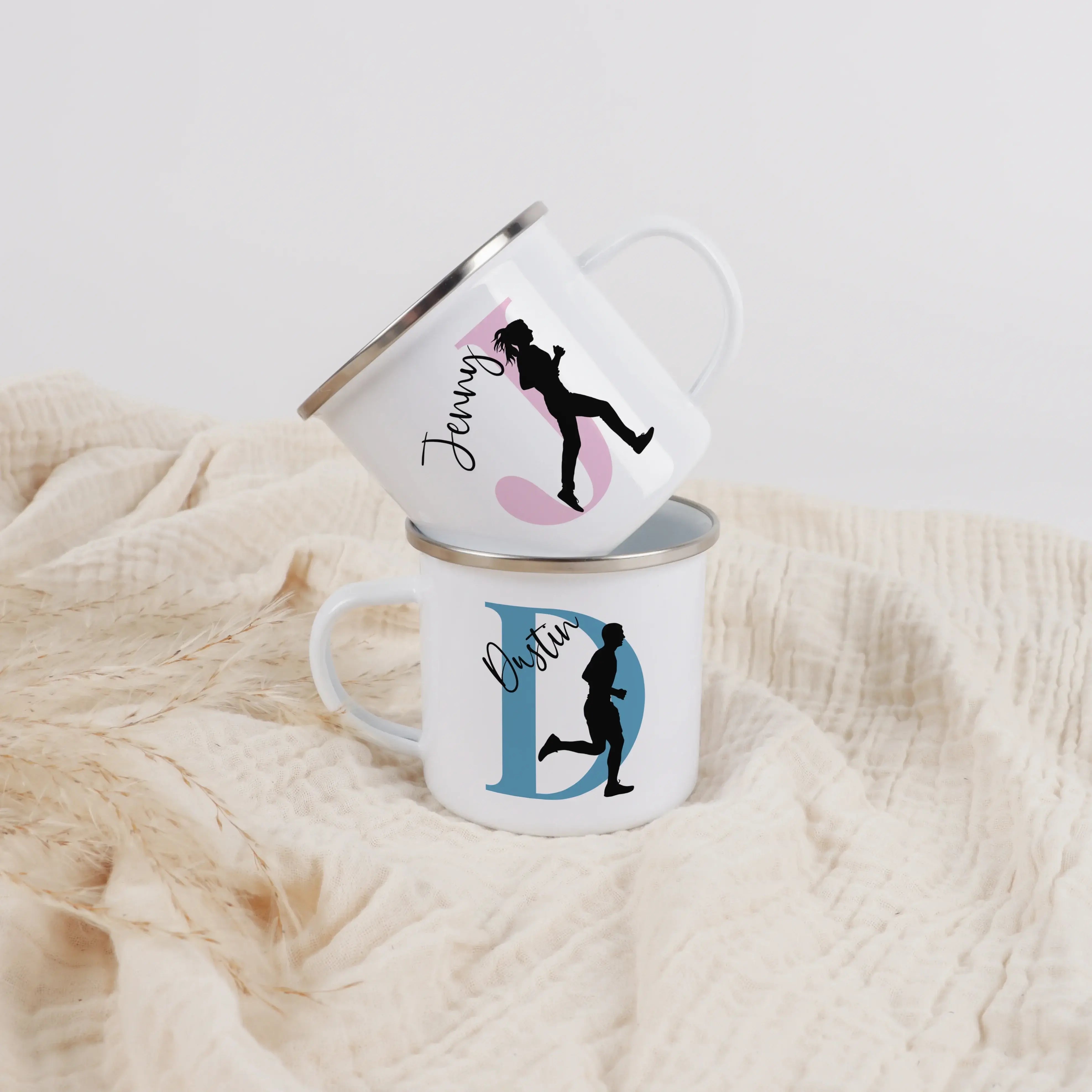 Emaille Tasse mit Namen Laufen-Emaille Tasse-famprints-Mit der Emaille Tasse mit Namen Laufen von famprints bekommst du ein personalisiertes Produkt, das deine Leidenschaft für den Laufsport sichtbar macht. Dein Name wird stilvoll mit einem Laufmotiv komb