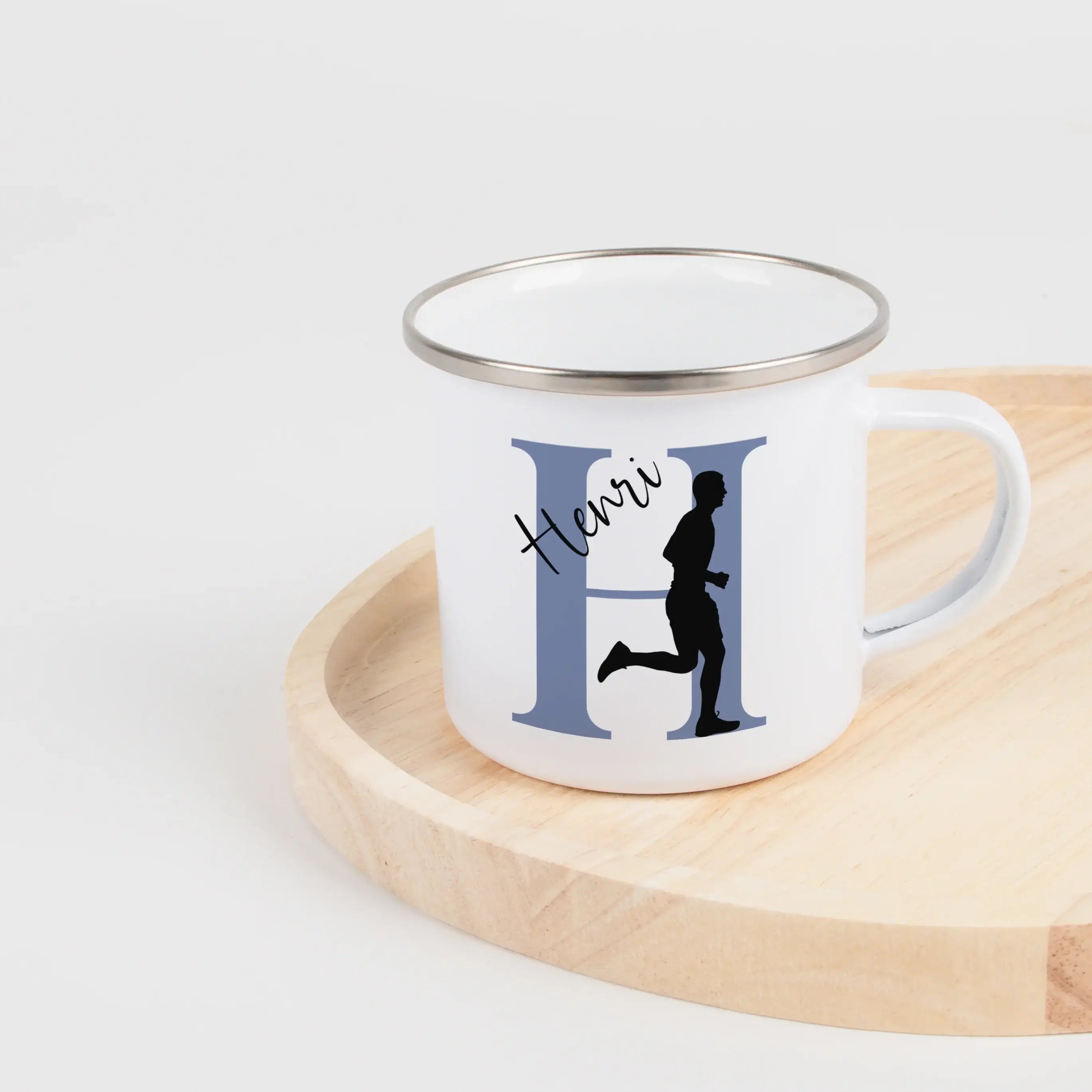 Emaille Tasse mit Namen Laufen-Emaille Tasse-famprints-Mit der Emaille Tasse mit Namen Laufen von famprints bekommst du ein personalisiertes Produkt, das deine Leidenschaft für den Laufsport sichtbar macht. Dein Name wird stilvoll mit einem Laufmotiv komb