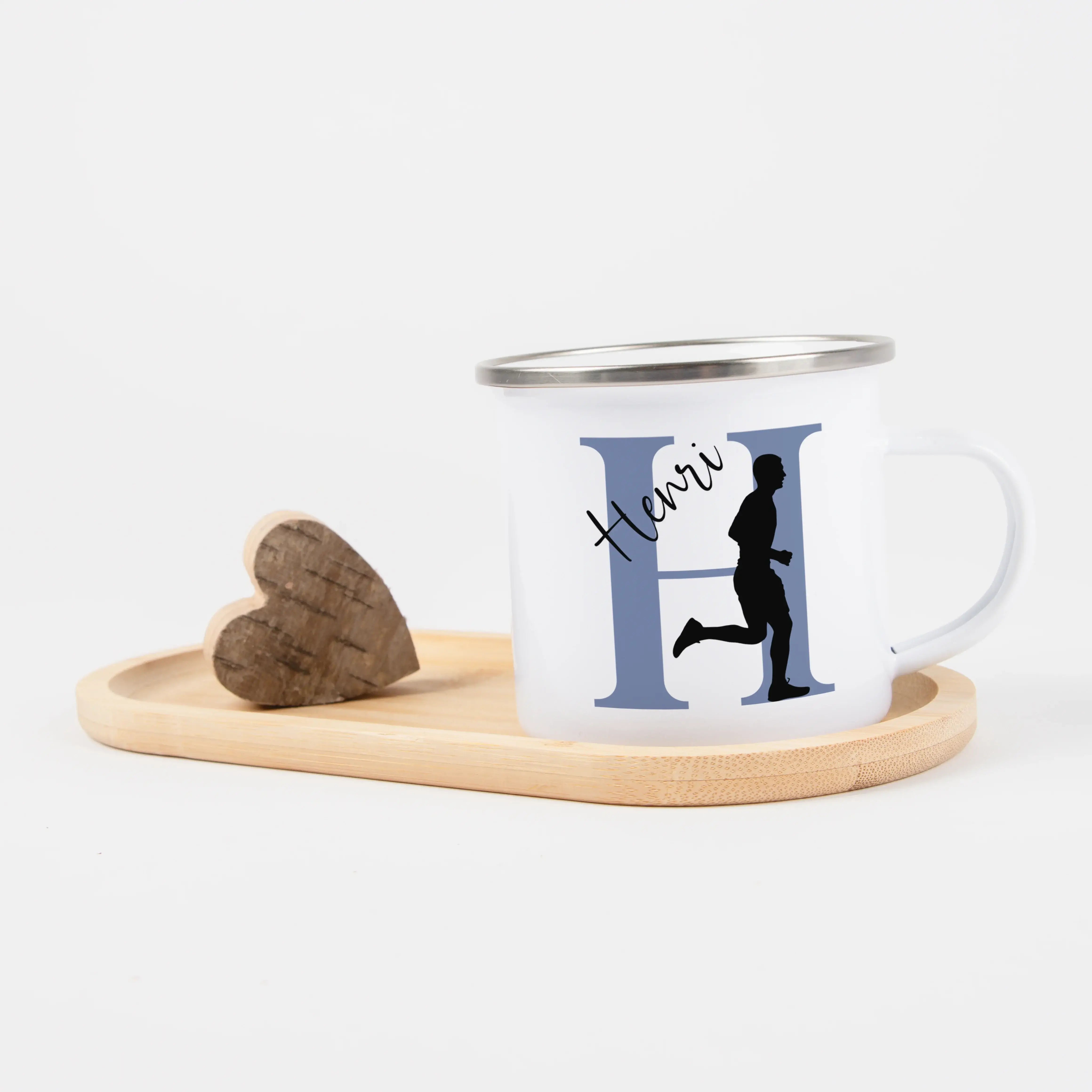 Emaille Tasse mit Namen Laufen-Emaille Tasse-famprints-Mit der Emaille Tasse mit Namen Laufen von famprints bekommst du ein personalisiertes Produkt, das deine Leidenschaft für den Laufsport sichtbar macht. Dein Name wird stilvoll mit einem Laufmotiv komb