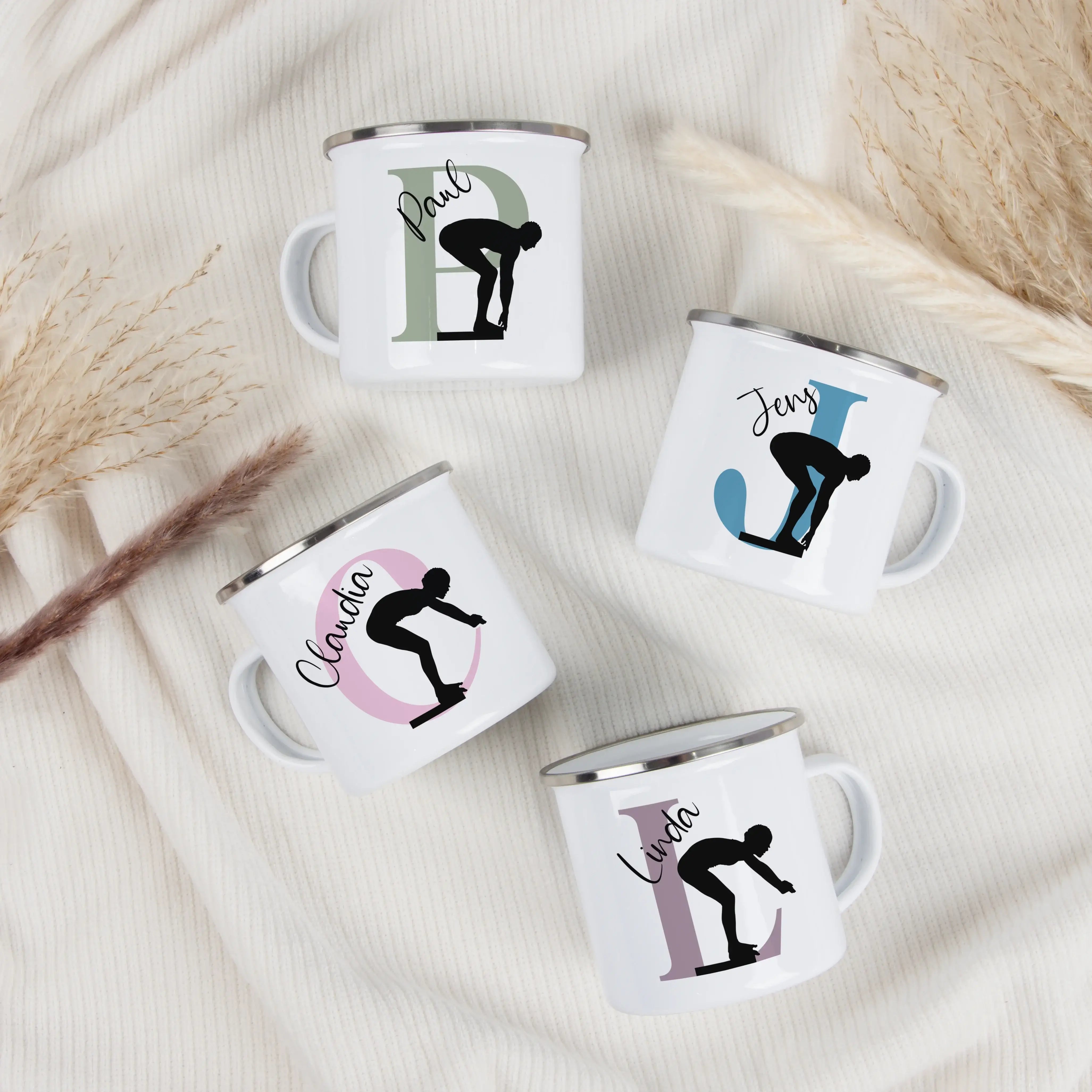 Emaille Tasse mit Namen Schwimmen-Emaille Tasse-famprints-Die Emaille Tasse mit Namen Schwimmen von famprints bringt Kindern, die das Wasser lieben, ein Stück ihres Hobbys an den Frühstückstisch. Das personalisierte Schwimmer-Motiv wird in Deutschland ges