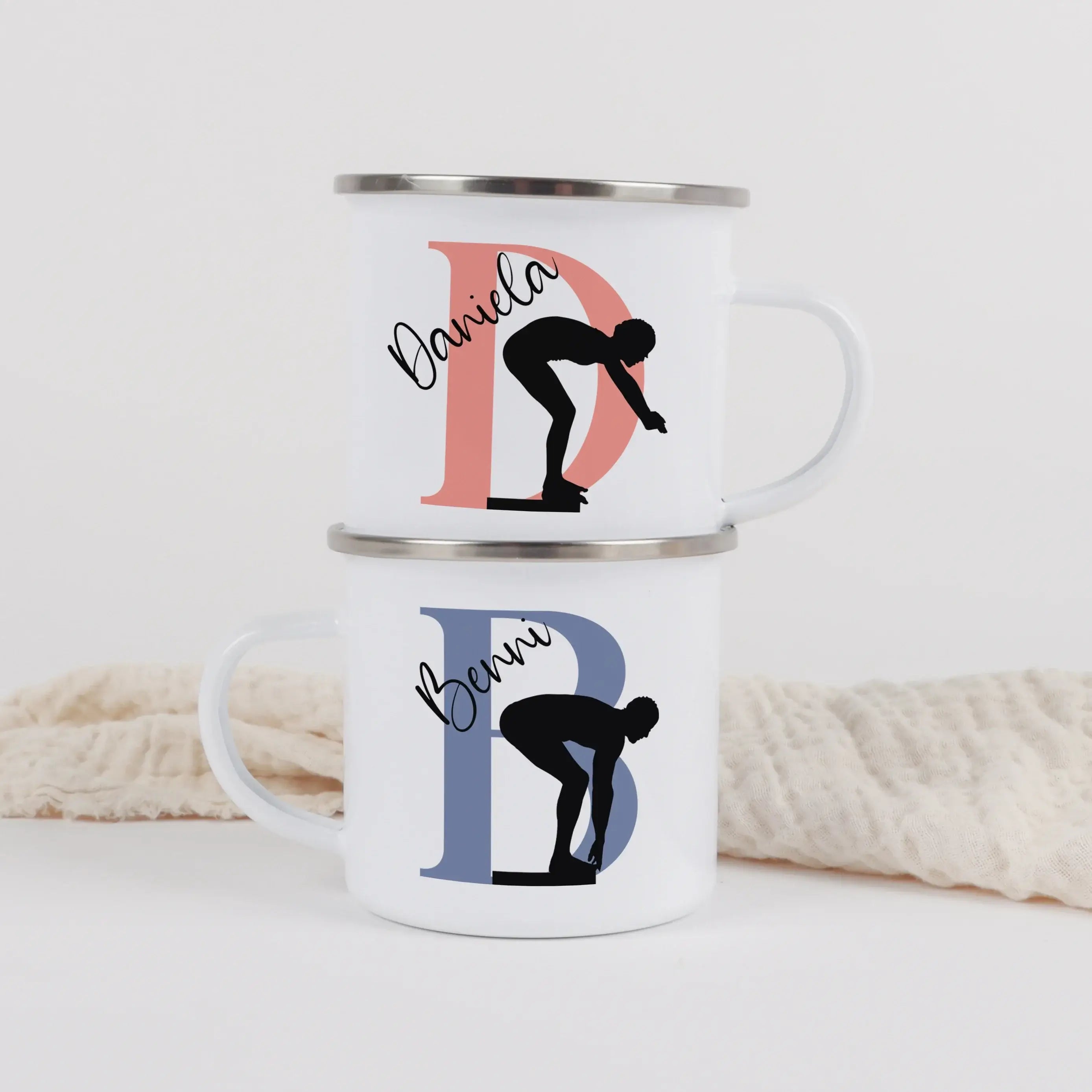 Emaille Tasse mit Namen Schwimmen-Emaille Tasse-famprints-Die Emaille Tasse mit Namen Schwimmen von famprints bringt Kindern, die das Wasser lieben, ein Stück ihres Hobbys an den Frühstückstisch. Das personalisierte Schwimmer-Motiv wird in Deutschland ges