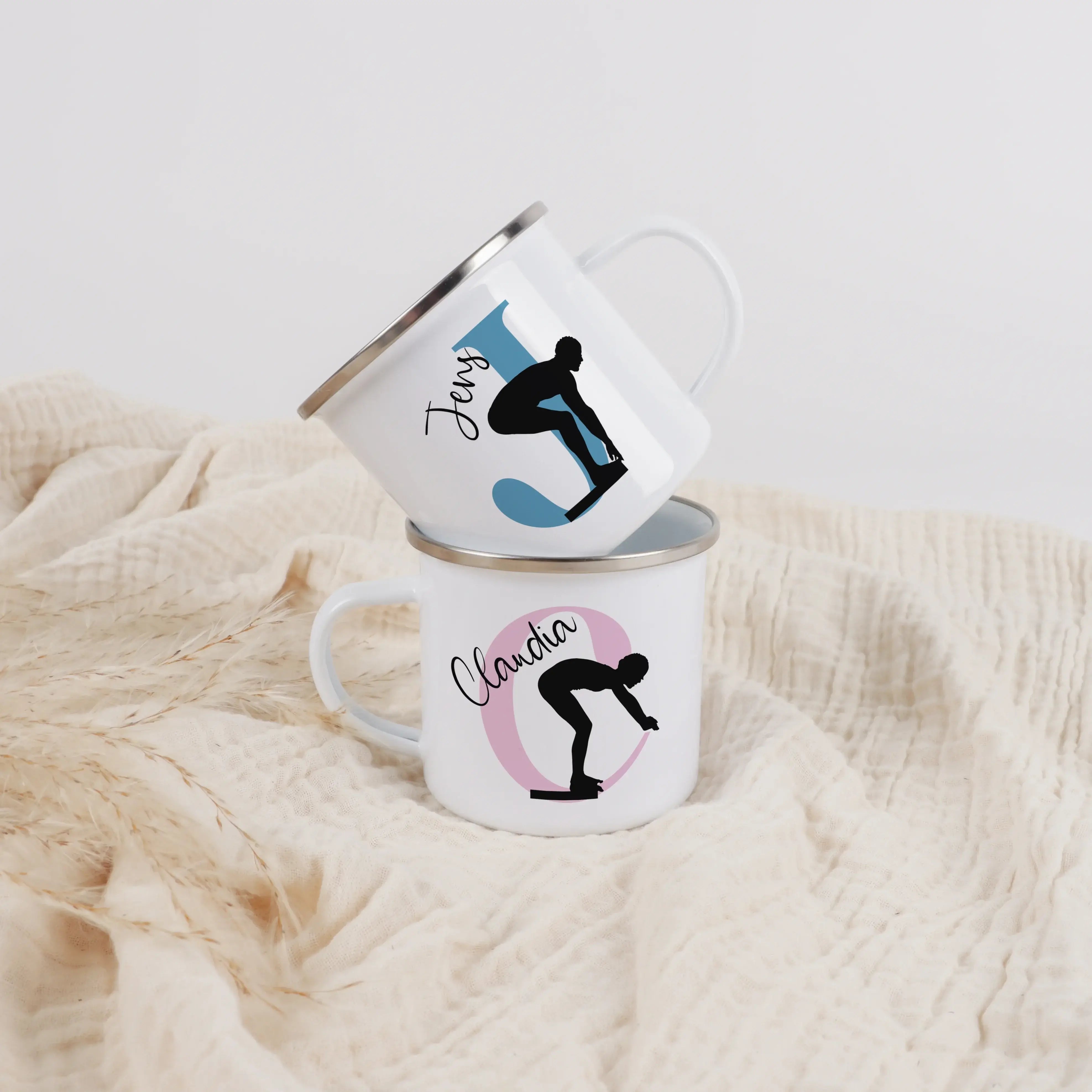Emaille Tasse mit Namen Schwimmen-Emaille Tasse-famprints-Die Emaille Tasse mit Namen Schwimmen von famprints bringt Kindern, die das Wasser lieben, ein Stück ihres Hobbys an den Frühstückstisch. Das personalisierte Schwimmer-Motiv wird in Deutschland ges