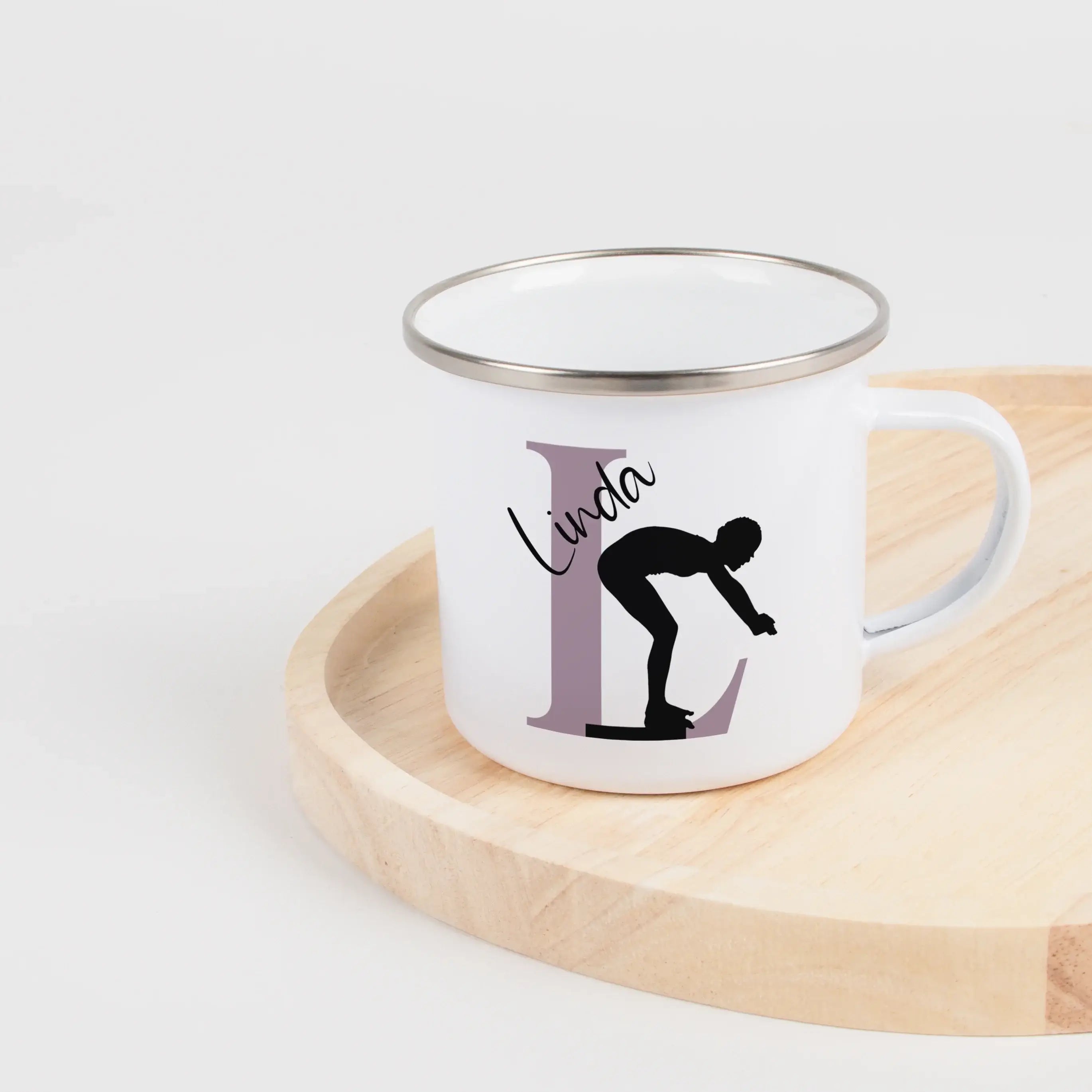 Emaille Tasse mit Namen Schwimmen-Emaille Tasse-famprints-Die Emaille Tasse mit Namen Schwimmen von famprints bringt Kindern, die das Wasser lieben, ein Stück ihres Hobbys an den Frühstückstisch. Das personalisierte Schwimmer-Motiv wird in Deutschland ges