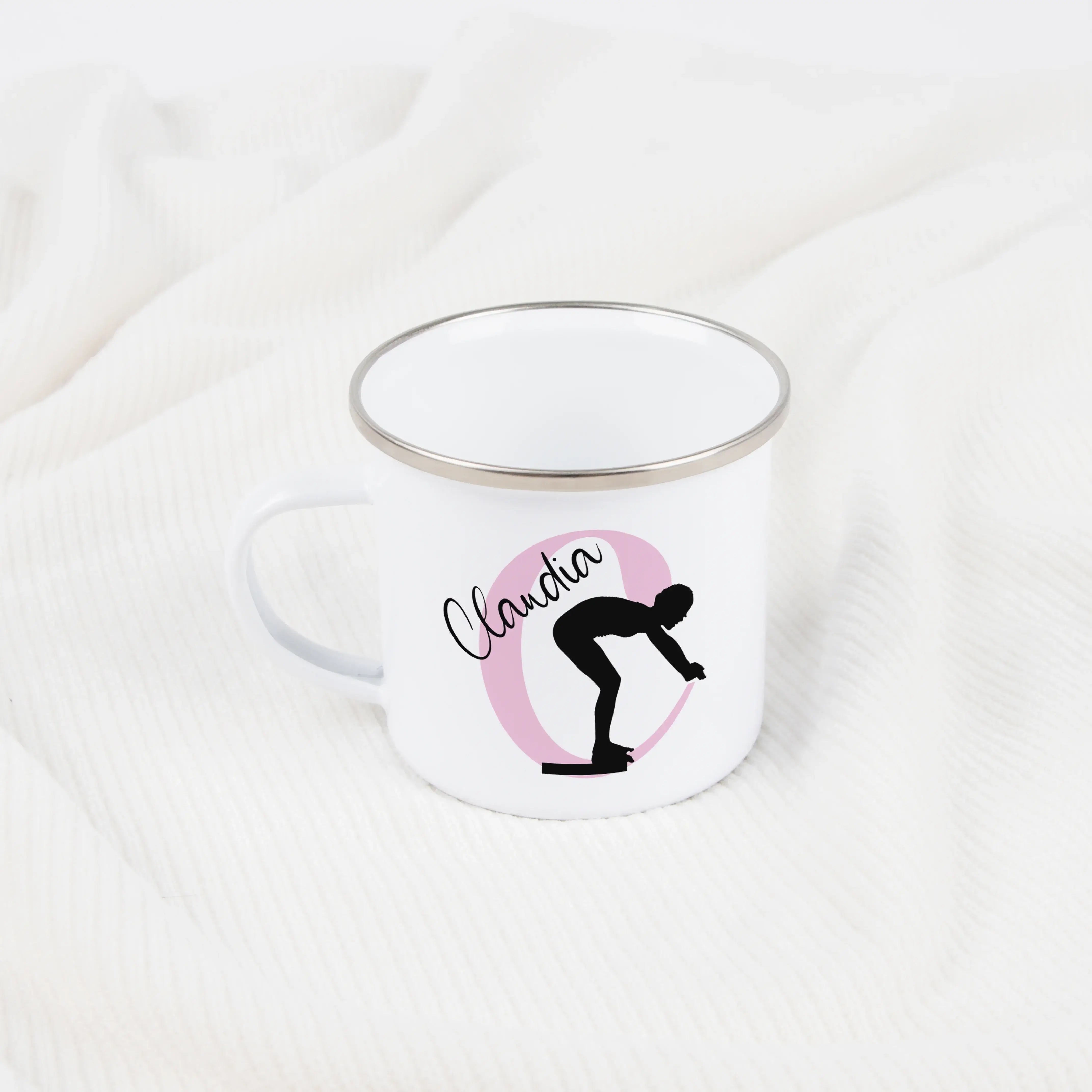 Emaille Tasse mit Namen Schwimmen-Emaille Tasse-famprints-Die Emaille Tasse mit Namen Schwimmen von famprints bringt Kindern, die das Wasser lieben, ein Stück ihres Hobbys an den Frühstückstisch. Das personalisierte Schwimmer-Motiv wird in Deutschland ges