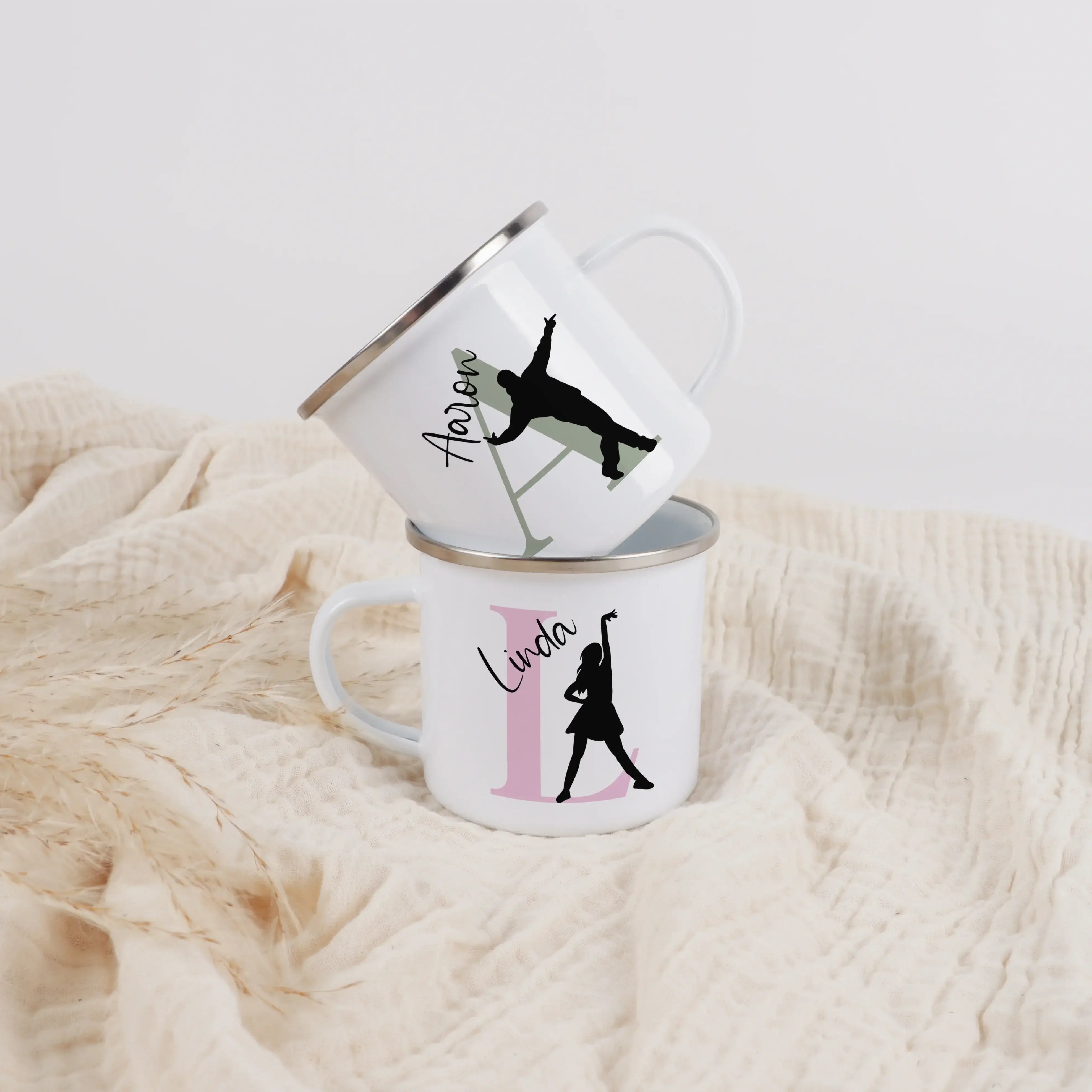 Emaille Tasse mit Namen Tanzen-Emaille Tasse-famprints-Mit der Emaille Tasse mit Namen Tanzen von famprints verschenkst du etwas Persönliches, das genau zur Leidenschaft passt. Ob Ballett, Hip-Hop oder moderner Tanz – das liebevoll gestaltete Motiv in Kom