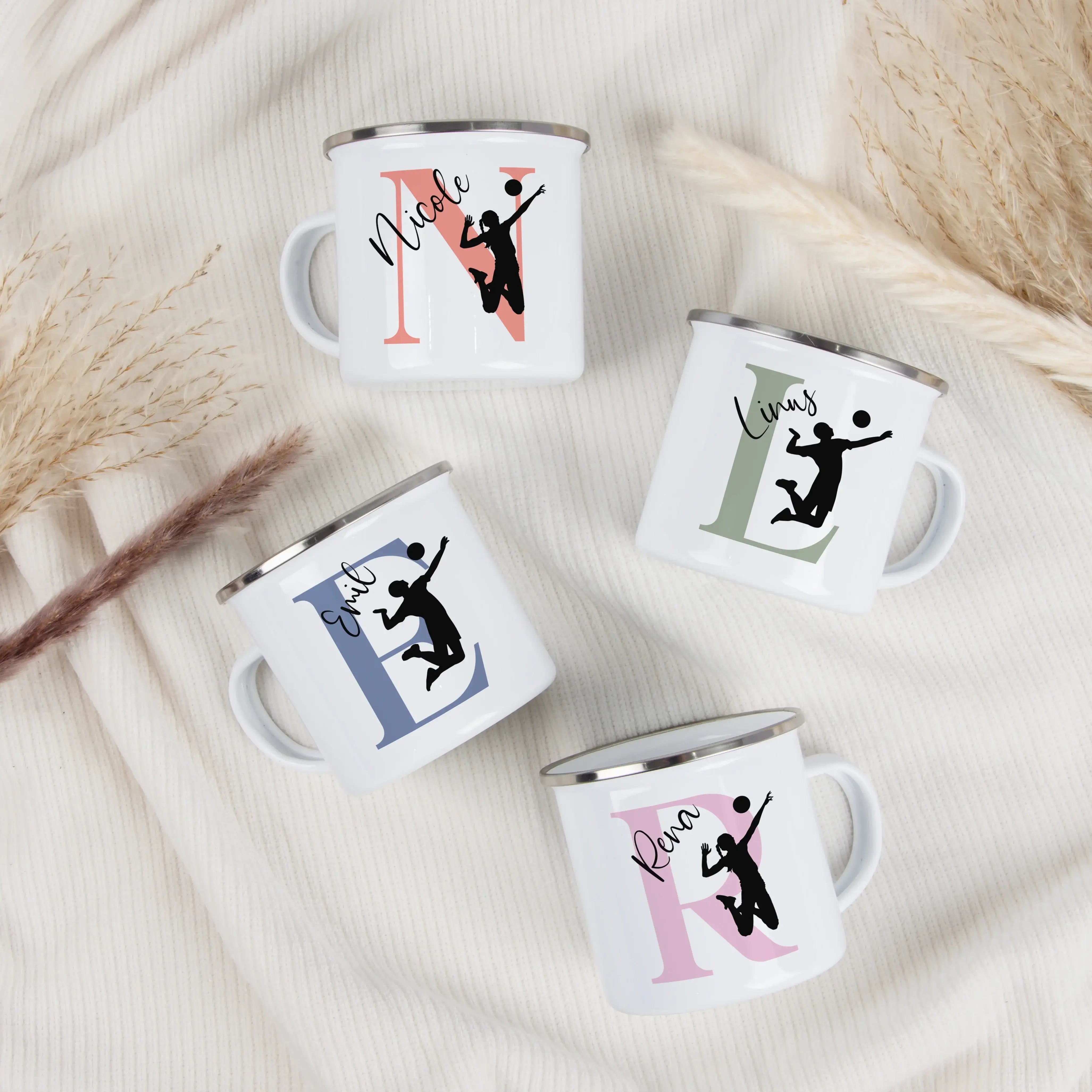 Emaille Tasse mit Namen Volleyball-Emaille Tasse-famprints-Mit der Emaille Tasse mit Namen Volleyball von famprints holst du dir ein persönliches Highlight für Pausen am Spielfeldrand oder gemütliche Momente zu Hause. Dein Wunschname kombiniert mit initia