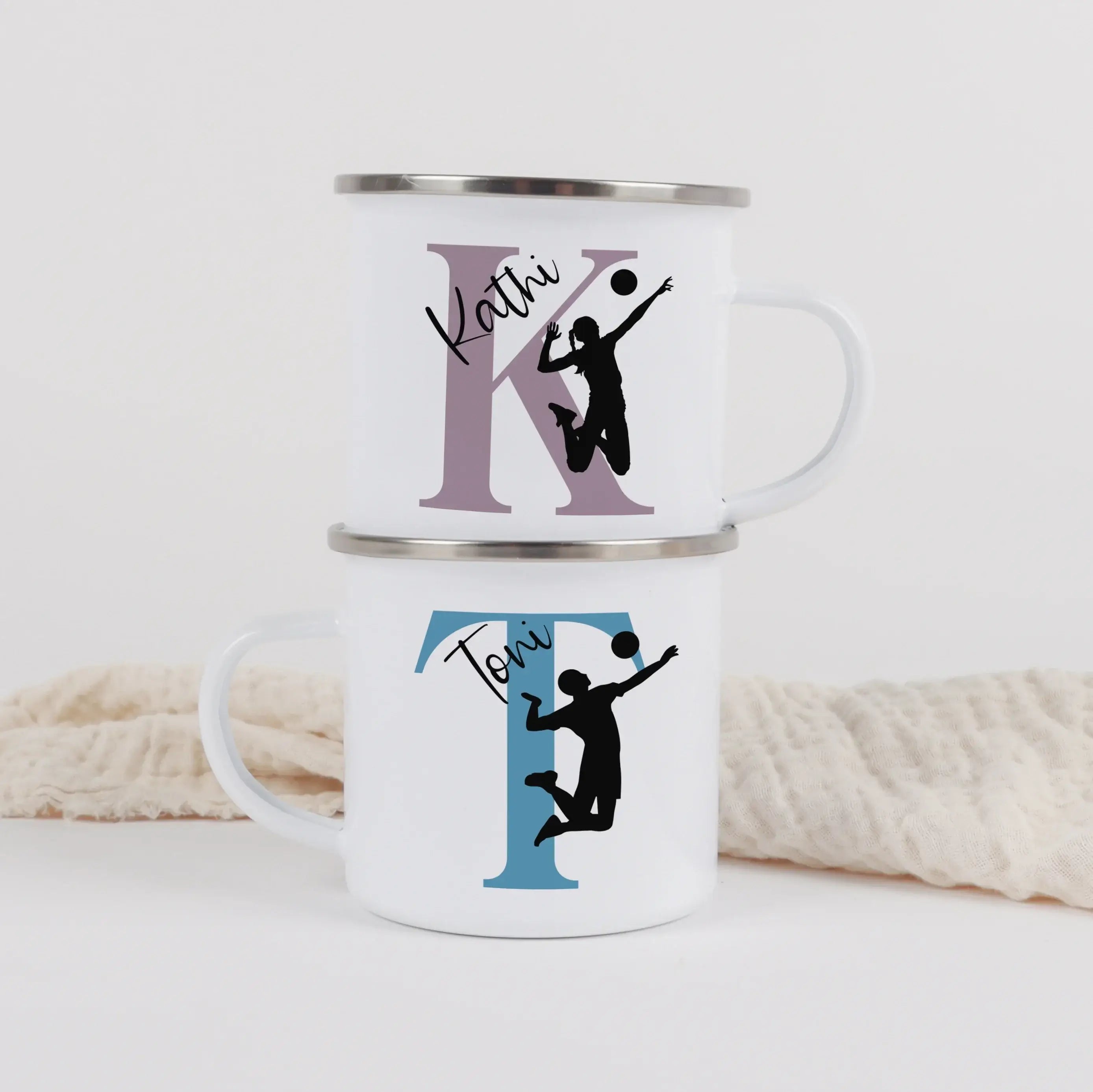 Emaille Tasse mit Namen Volleyball-Emaille Tasse-famprints-Mit der Emaille Tasse mit Namen Volleyball von famprints holst du dir ein persönliches Highlight für Pausen am Spielfeldrand oder gemütliche Momente zu Hause. Dein Wunschname kombiniert mit initia