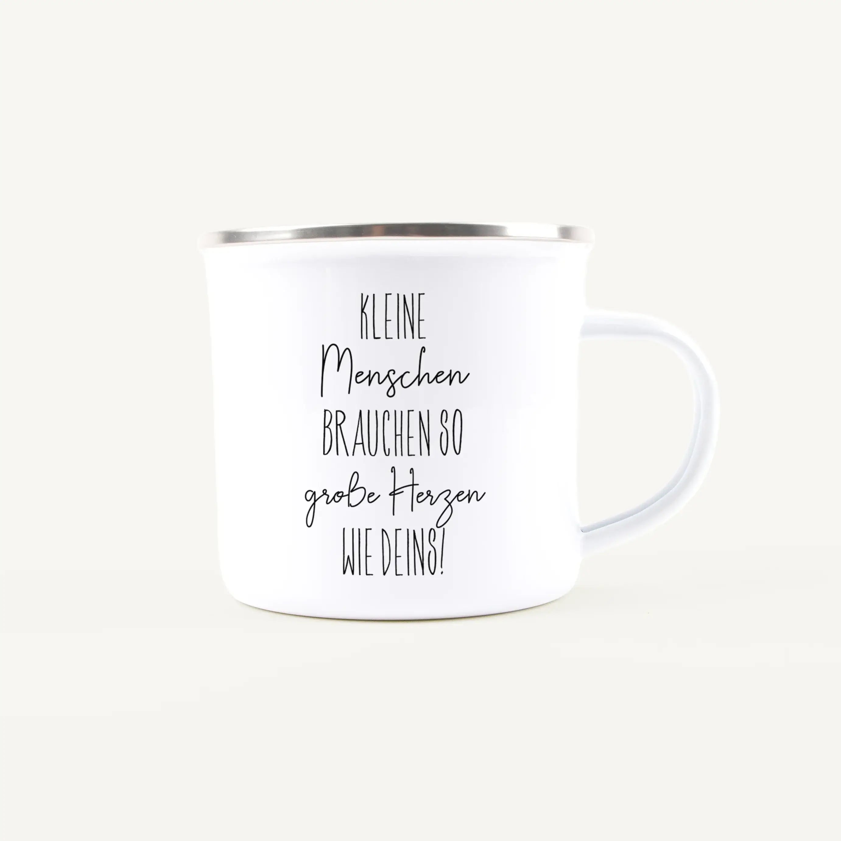 Emaille Tasse kleine Herzen-Emaille Tasse-famprints-Die Emaille Tasse kleine Herzen von famprints trägt den liebevollen Spruch „kleine Menschen brauchen so große Herzen wie deins“ und sagt damit auf einfache, ehrliche Weise Danke. Sie richtet sich an Mens