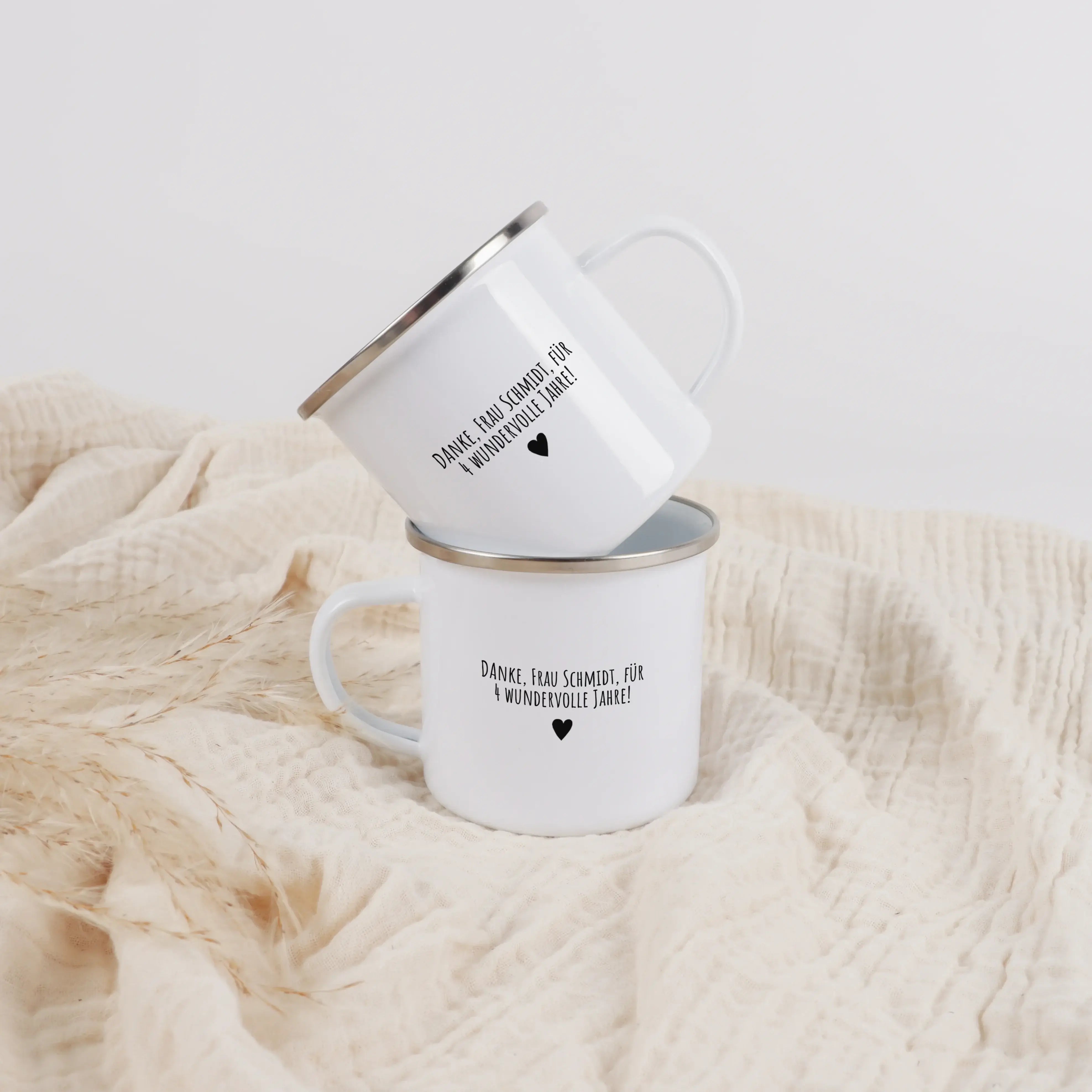 Emaille Tasse kleine Herzen-Emaille Tasse-famprints-Die Emaille Tasse kleine Herzen von famprints trägt den liebevollen Spruch „kleine Menschen brauchen so große Herzen wie deins“ und sagt damit auf einfache, ehrliche Weise Danke. Sie richtet sich an Mens