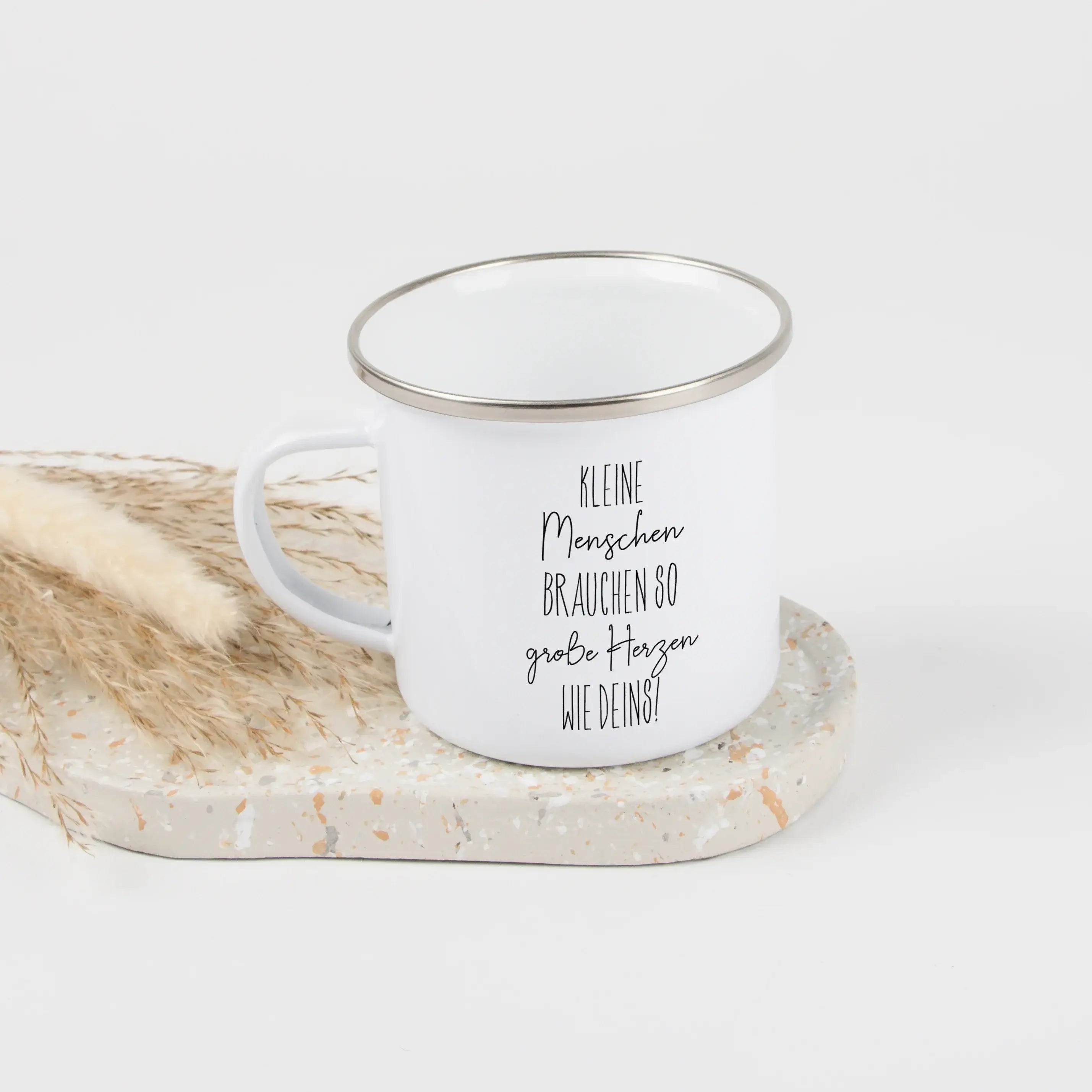 Emaille Tasse kleine Herzen-Emaille Tasse-famprints-Die Emaille Tasse kleine Herzen von famprints trägt den liebevollen Spruch „kleine Menschen brauchen so große Herzen wie deins“ und sagt damit auf einfache, ehrliche Weise Danke. Sie richtet sich an Mens