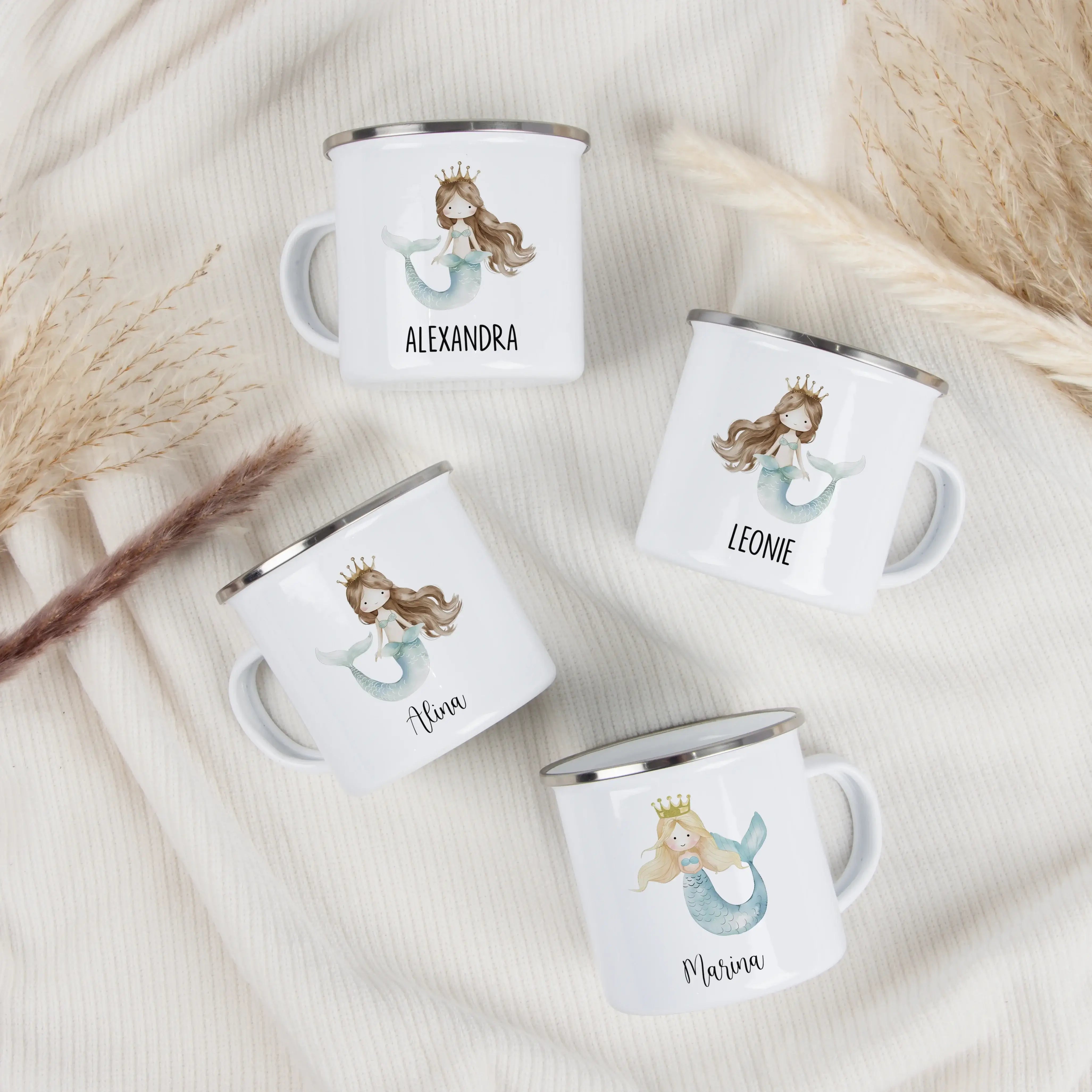 Emaille Tasse Meerjungfrau Azura-Emaille Tasse-famprints-Die Emaille Tasse Meerjungfrau Azura bringt die Magie der Unterwasserwelt direkt in deinen Alltag und verwandelt jeden Schluck in einen kleinen Glücksmoment. Bei famprints gestalten wir aus hochwert