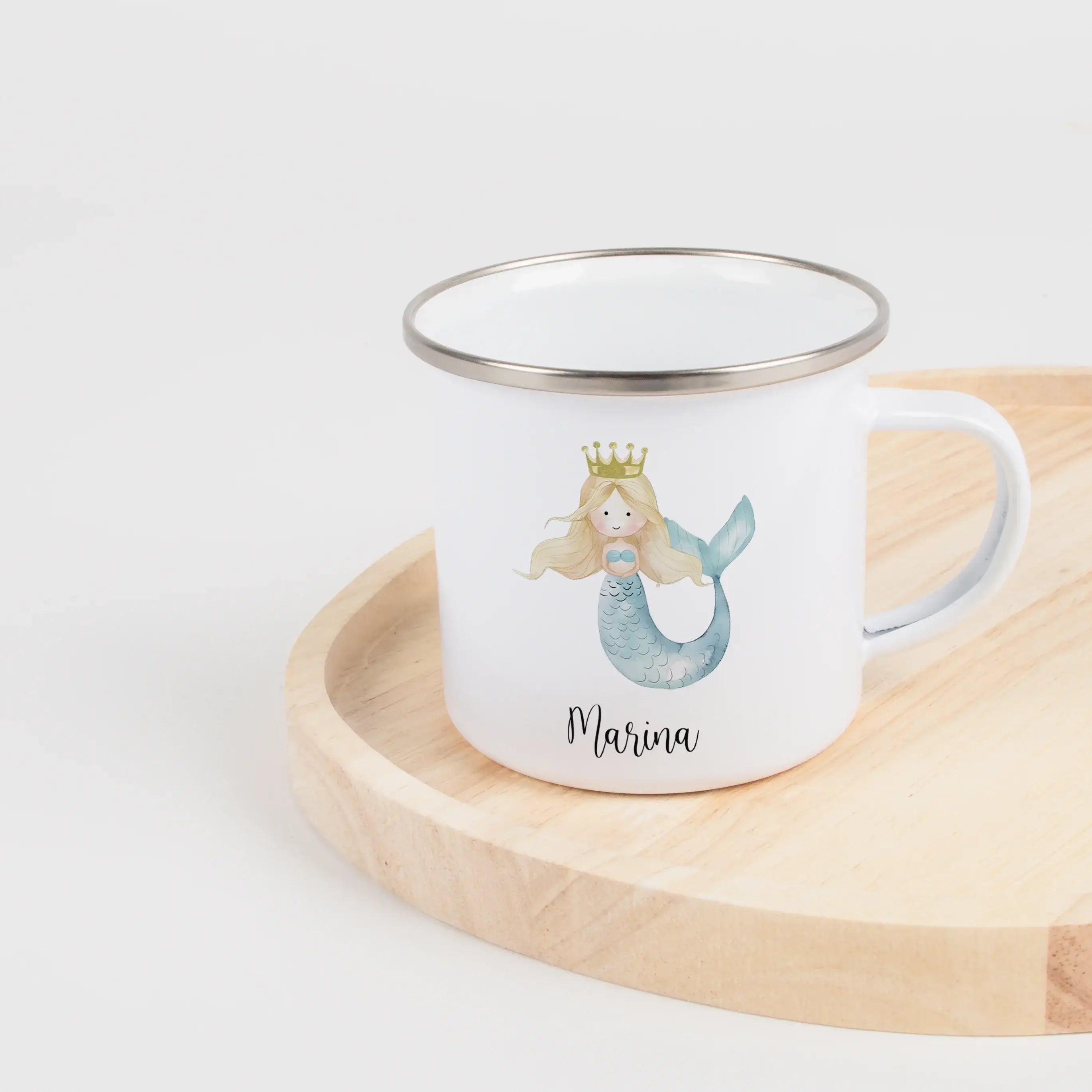 Emaille Tasse Meerjungfrau Azura-Emaille Tasse-famprints-Die Emaille Tasse Meerjungfrau Azura bringt die Magie der Unterwasserwelt direkt in deinen Alltag und verwandelt jeden Schluck in einen kleinen Glücksmoment. Bei famprints gestalten wir aus hochwert