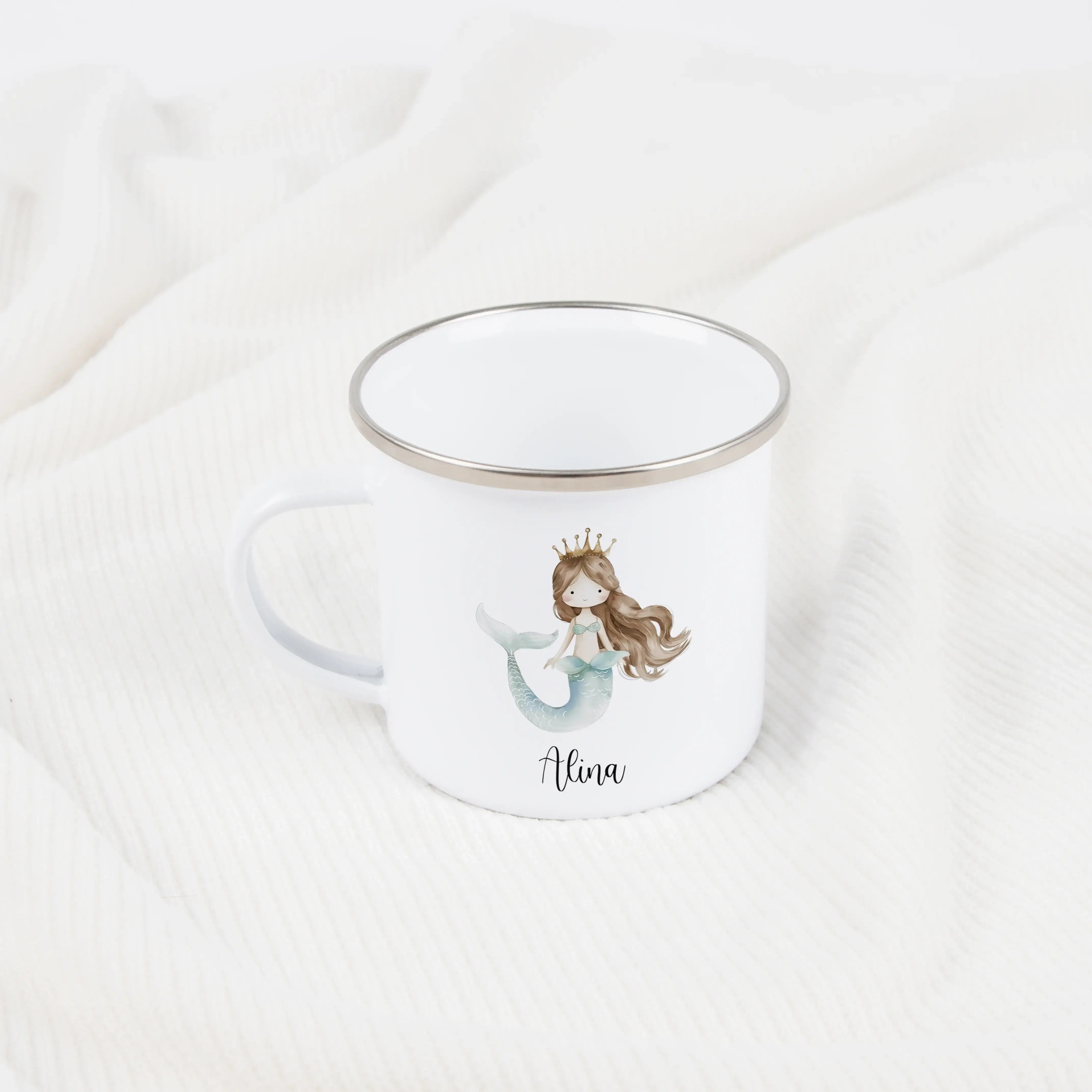Emaille Tasse Meerjungfrau Azura-Emaille Tasse-famprints-Die Emaille Tasse Meerjungfrau Azura bringt die Magie der Unterwasserwelt direkt in deinen Alltag und verwandelt jeden Schluck in einen kleinen Glücksmoment. Bei famprints gestalten wir aus hochwert