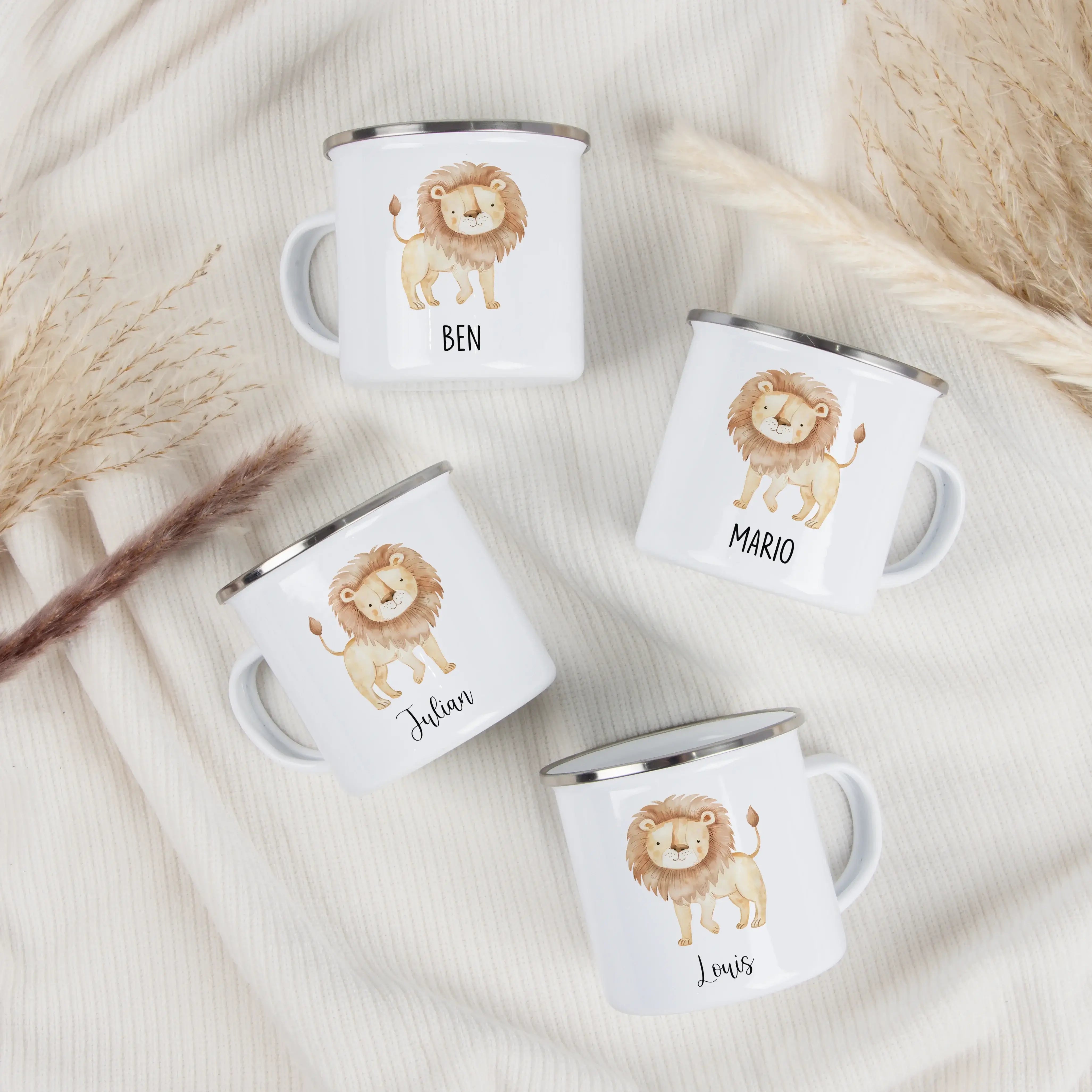 Emaille Tasse Löwe-Emaille Tasse-famprints-Die Emaille Tasse Löwe von famprints ist ein liebevoll gestaltetes Geschenk, das Kinderaugen zum Leuchten bringt. Der warme Wasserfarben-Look des Löwenmotivs wirkt freundlich und verspielt, wodurch die Tasse idea