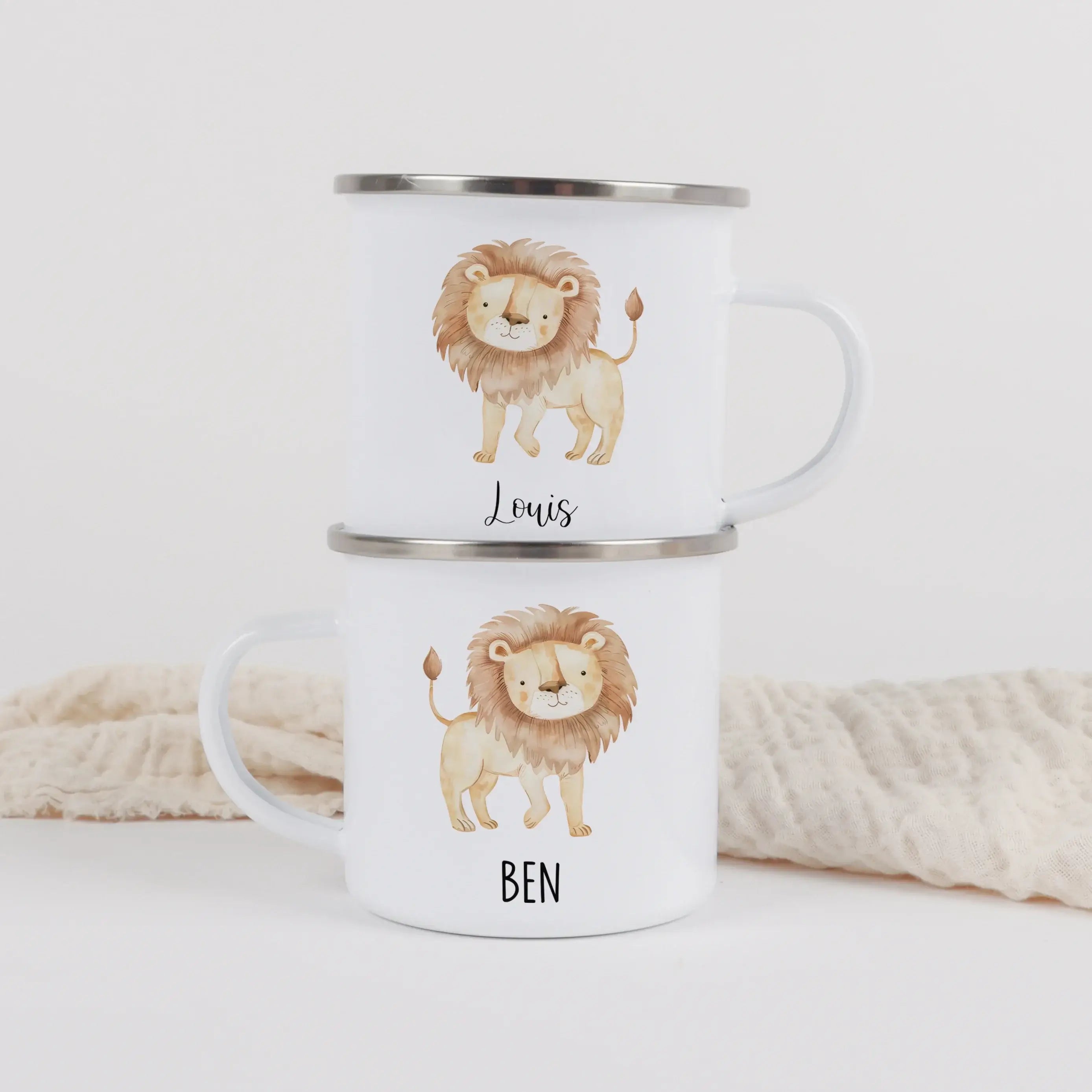 Emaille Tasse Löwe-Emaille Tasse-famprints-Die Emaille Tasse Löwe von famprints ist ein liebevoll gestaltetes Geschenk, das Kinderaugen zum Leuchten bringt. Der warme Wasserfarben-Look des Löwenmotivs wirkt freundlich und verspielt, wodurch die Tasse idea