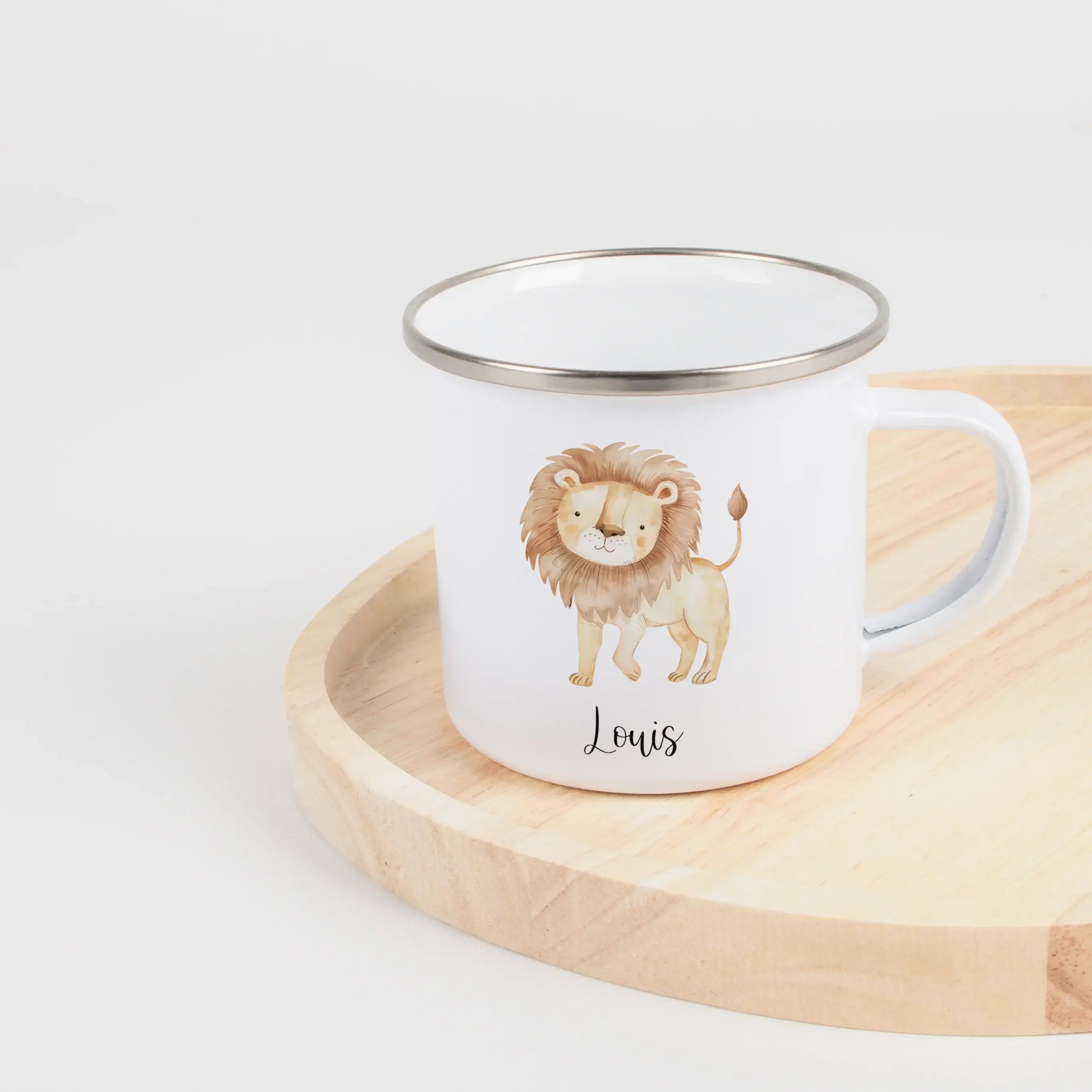 Emaille Tasse Löwe-Emaille Tasse-famprints-Die Emaille Tasse Löwe von famprints ist ein liebevoll gestaltetes Geschenk, das Kinderaugen zum Leuchten bringt. Der warme Wasserfarben-Look des Löwenmotivs wirkt freundlich und verspielt, wodurch die Tasse idea
