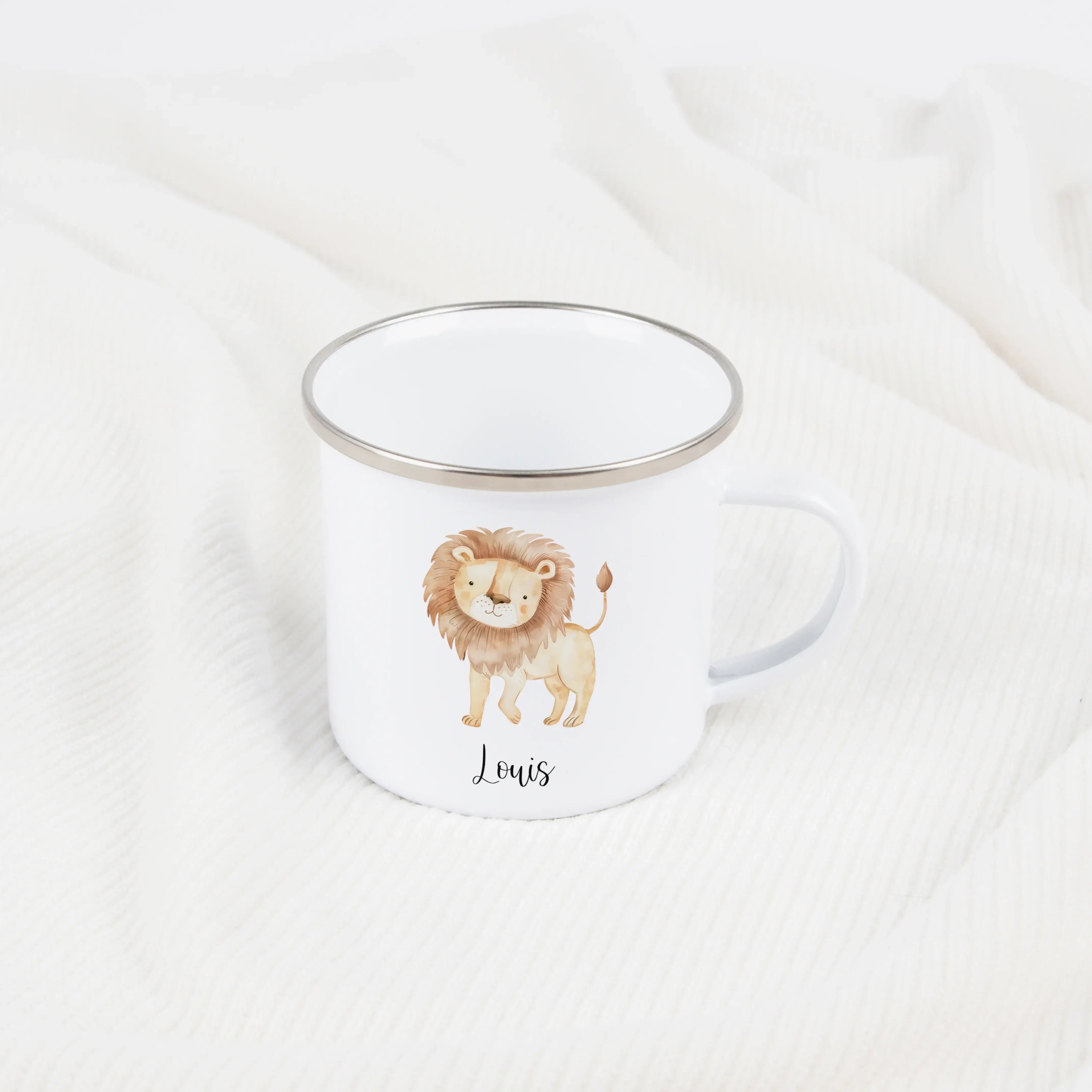 Emaille Tasse Löwe-Emaille Tasse-famprints-Die Emaille Tasse Löwe von famprints ist ein liebevoll gestaltetes Geschenk, das Kinderaugen zum Leuchten bringt. Der warme Wasserfarben-Look des Löwenmotivs wirkt freundlich und verspielt, wodurch die Tasse idea