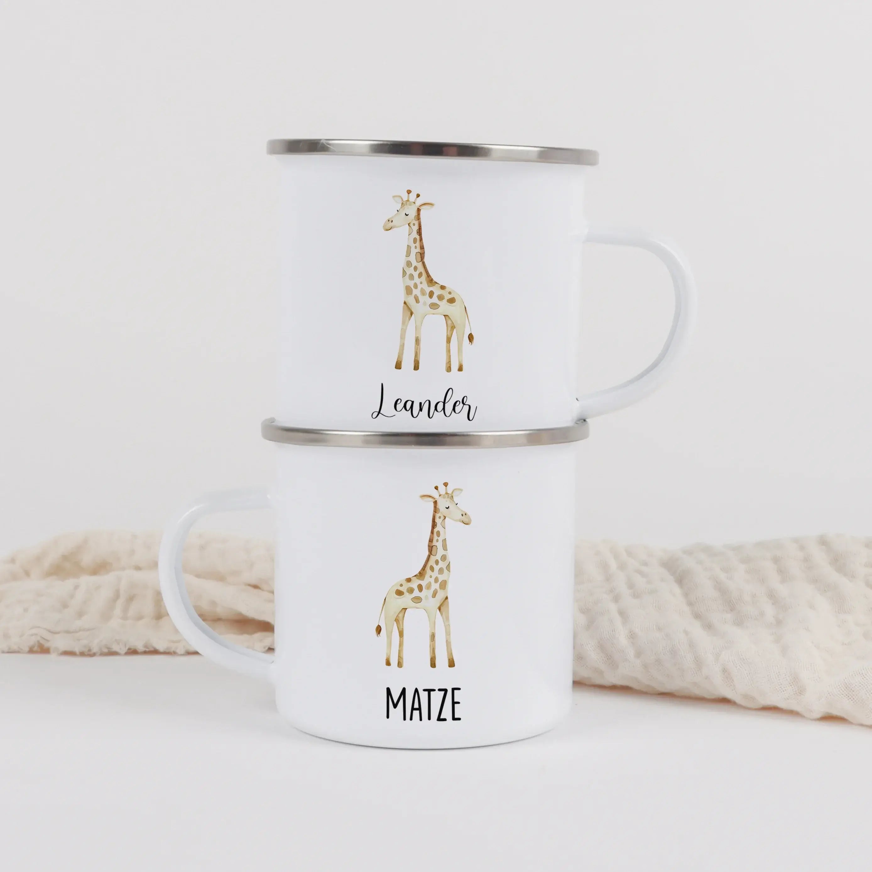 Emaille Tasse Giraffe No1-Emaille Tasse-famprints-Die Emaille Tasse Giraffe No1 von famprints verbindet liebevolles Design mit einem persönlichen Touch, der jeden Moment am Frühstückstisch ein bisschen besonderer macht. Das zarte Aquarellmotiv der kleinen