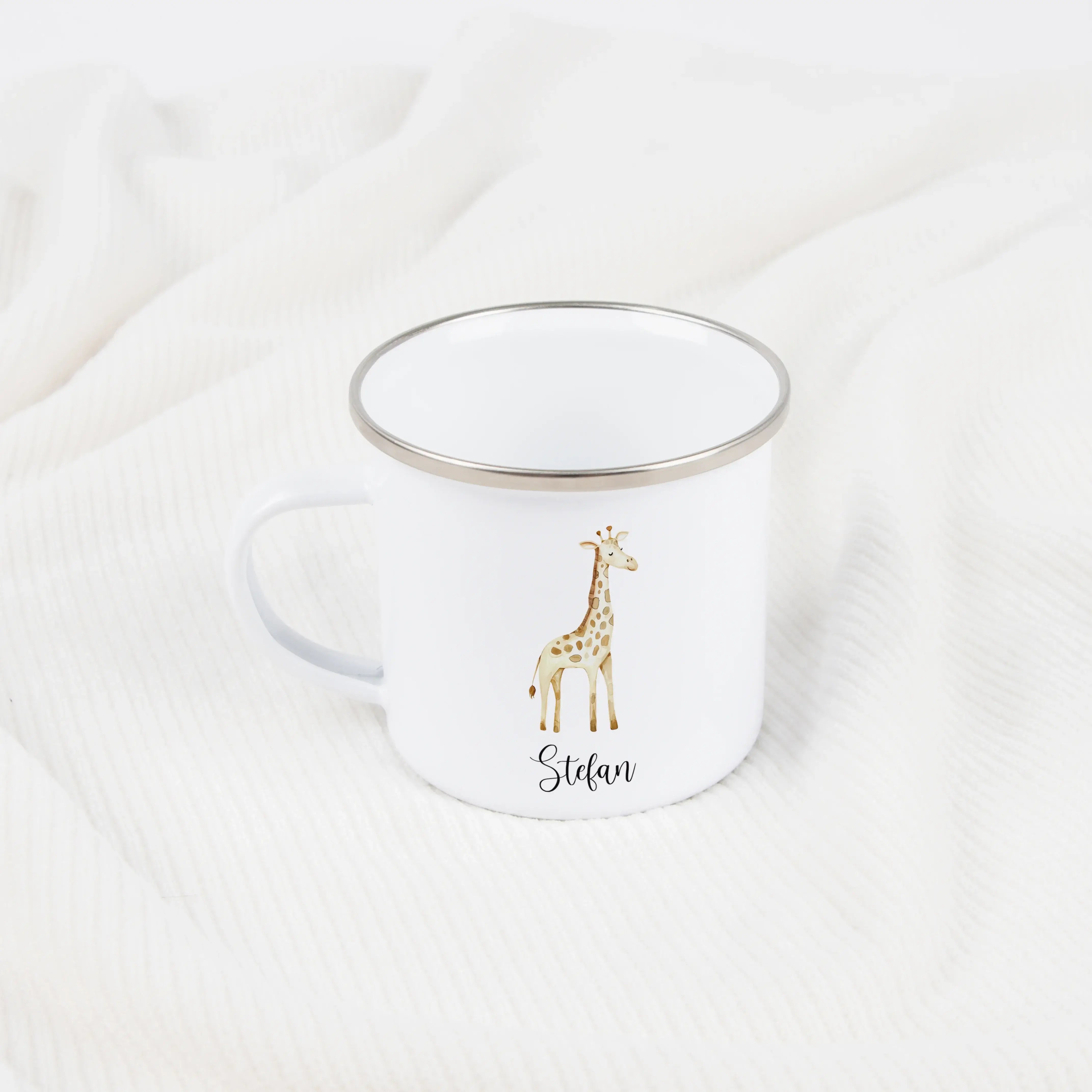Emaille Tasse Giraffe No1-Emaille Tasse-famprints-Die Emaille Tasse Giraffe No1 von famprints verbindet liebevolles Design mit einem persönlichen Touch, der jeden Moment am Frühstückstisch ein bisschen besonderer macht. Das zarte Aquarellmotiv der kleinen