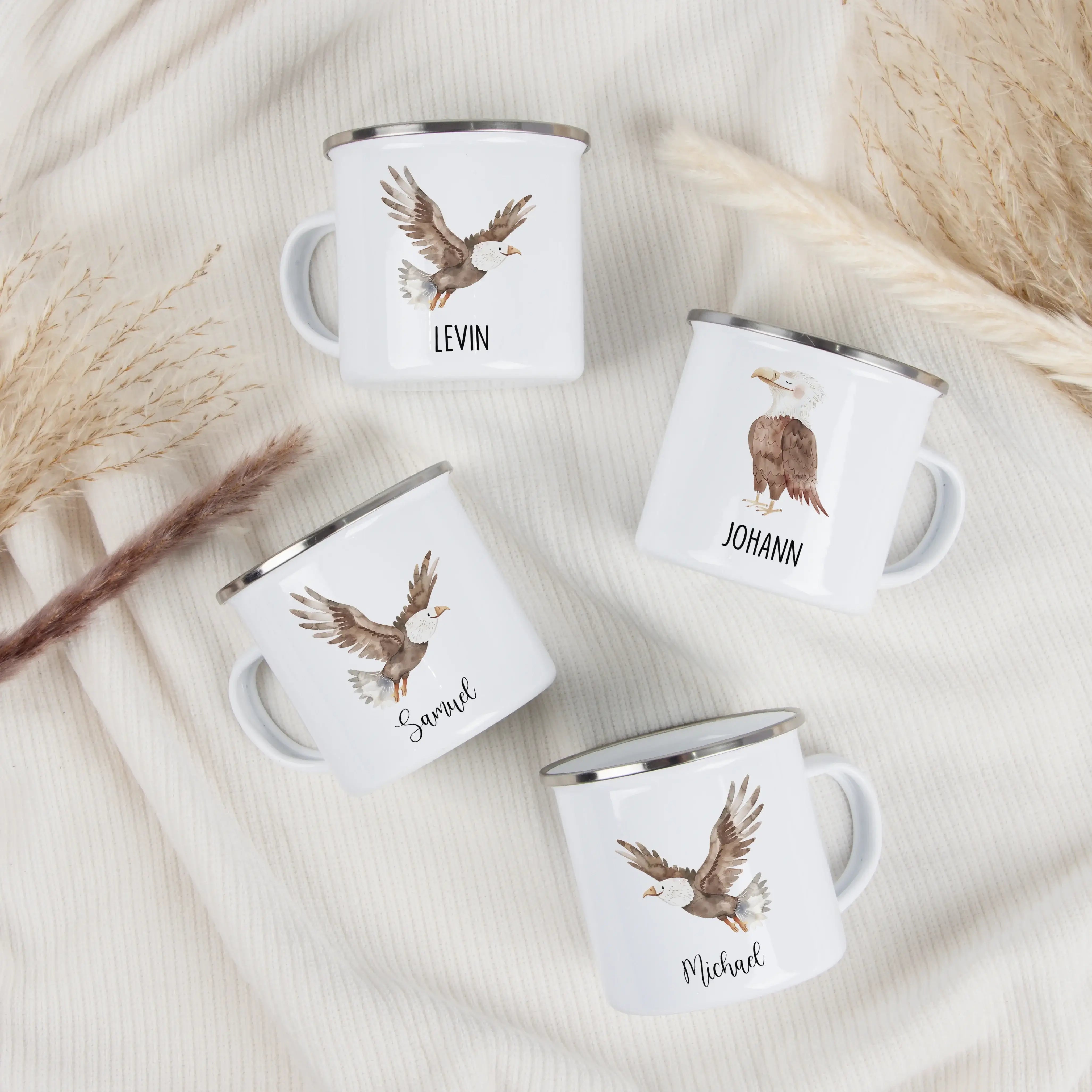 Emaille Tasse Adler-Emaille Tasse-famprints-Die Emaille Tasse Adler von famprints bringt ein liebevoll gestaltetes Aquarellmotiv in deinen Alltag und wird durch deinen Wunschnamen zu einem persönlichen Begleiter. Der leichte Campingbecher mit 300 ml Füllm