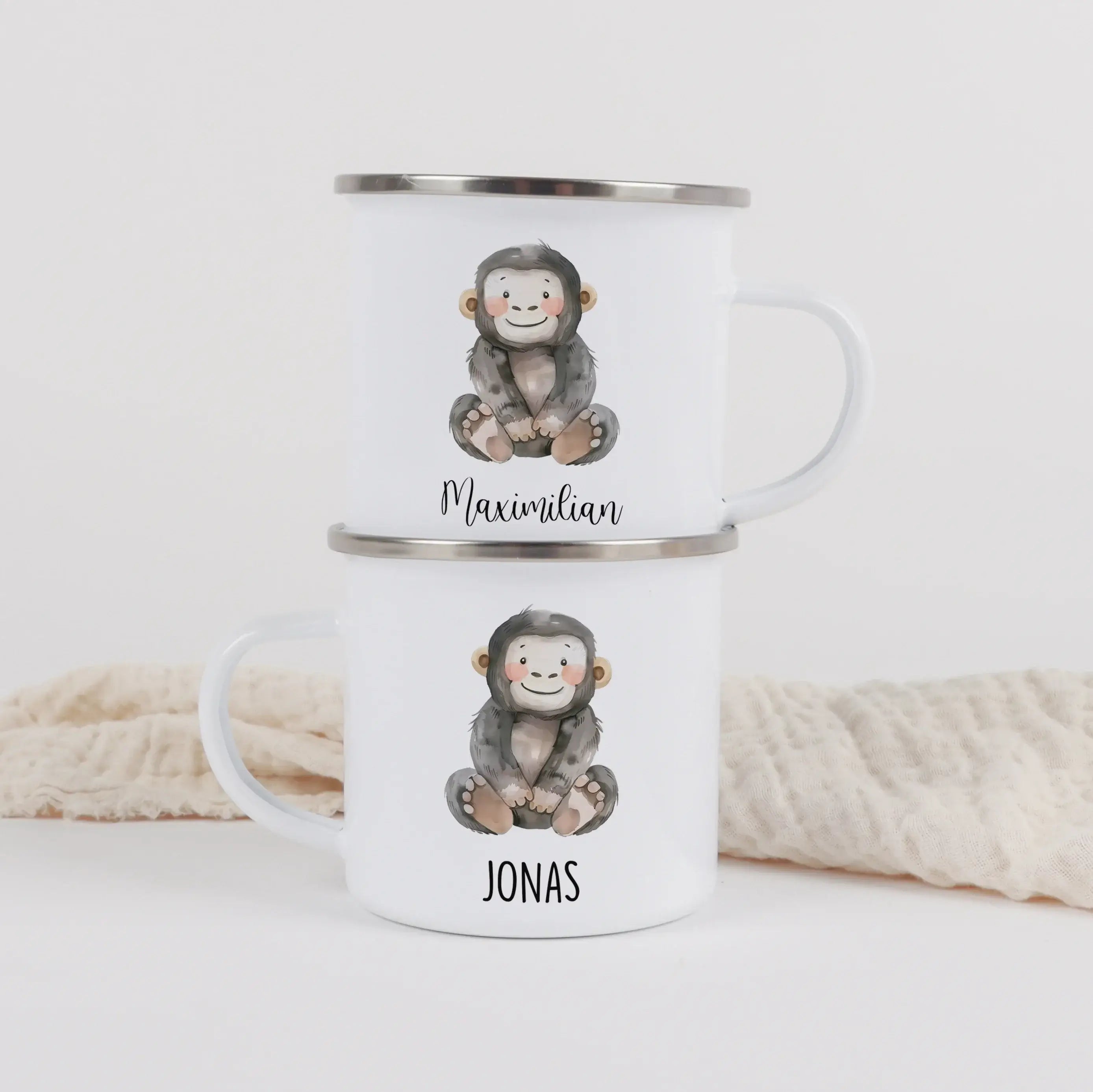 Emaille Tasse Affe-Emaille Tasse-famprints-Die Emaille Tasse Affe von famprints bringt gute Laune auf jeden Tisch und wird dank deiner Personalisierung zu einem kleinen Geschenkmoment. Der liebevoll illustrierte Affe macht die Tasse für Kinder wie Erwachs