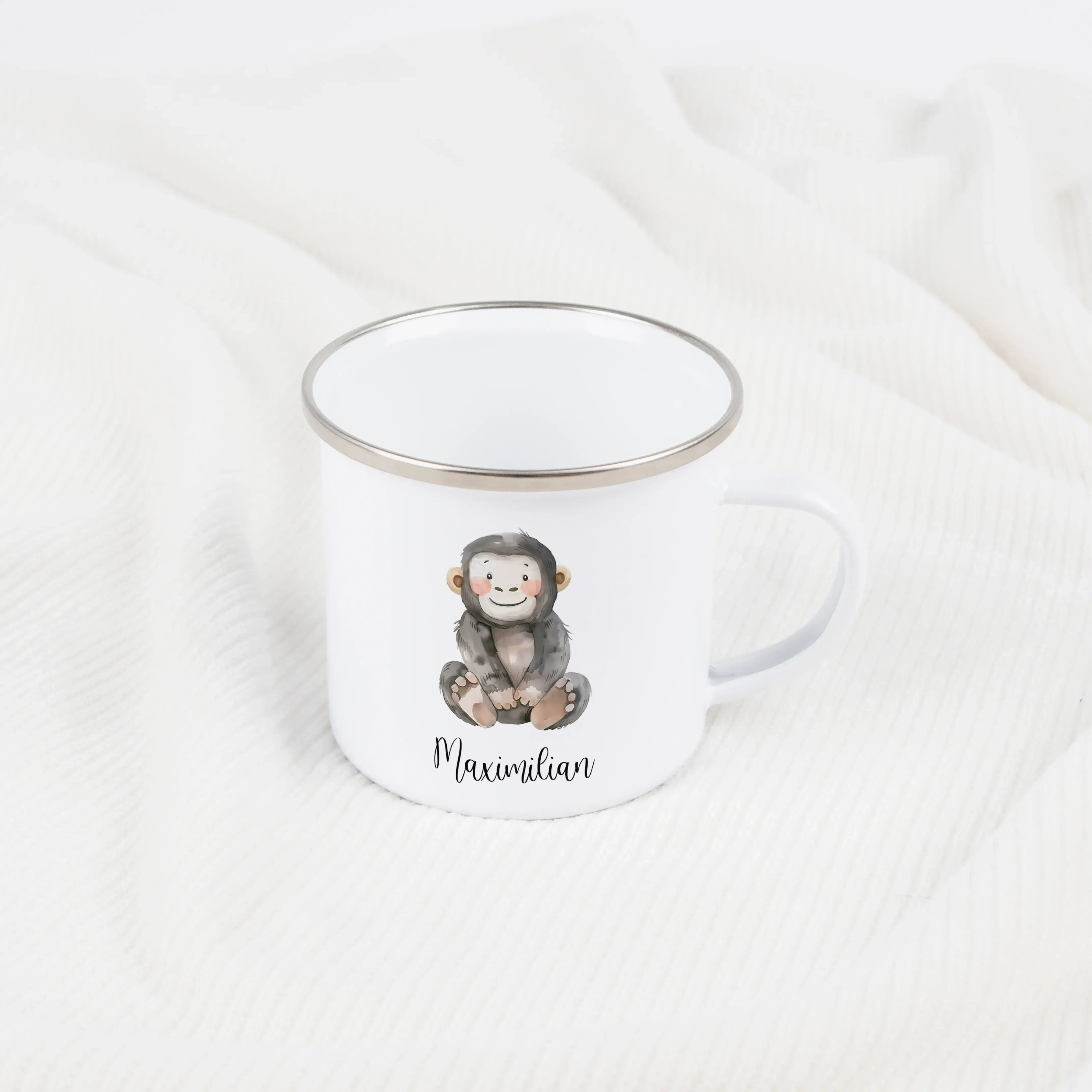 Emaille Tasse Affe-Emaille Tasse-famprints-Die Emaille Tasse Affe von famprints bringt gute Laune auf jeden Tisch und wird dank deiner Personalisierung zu einem kleinen Geschenkmoment. Der liebevoll illustrierte Affe macht die Tasse für Kinder wie Erwachs