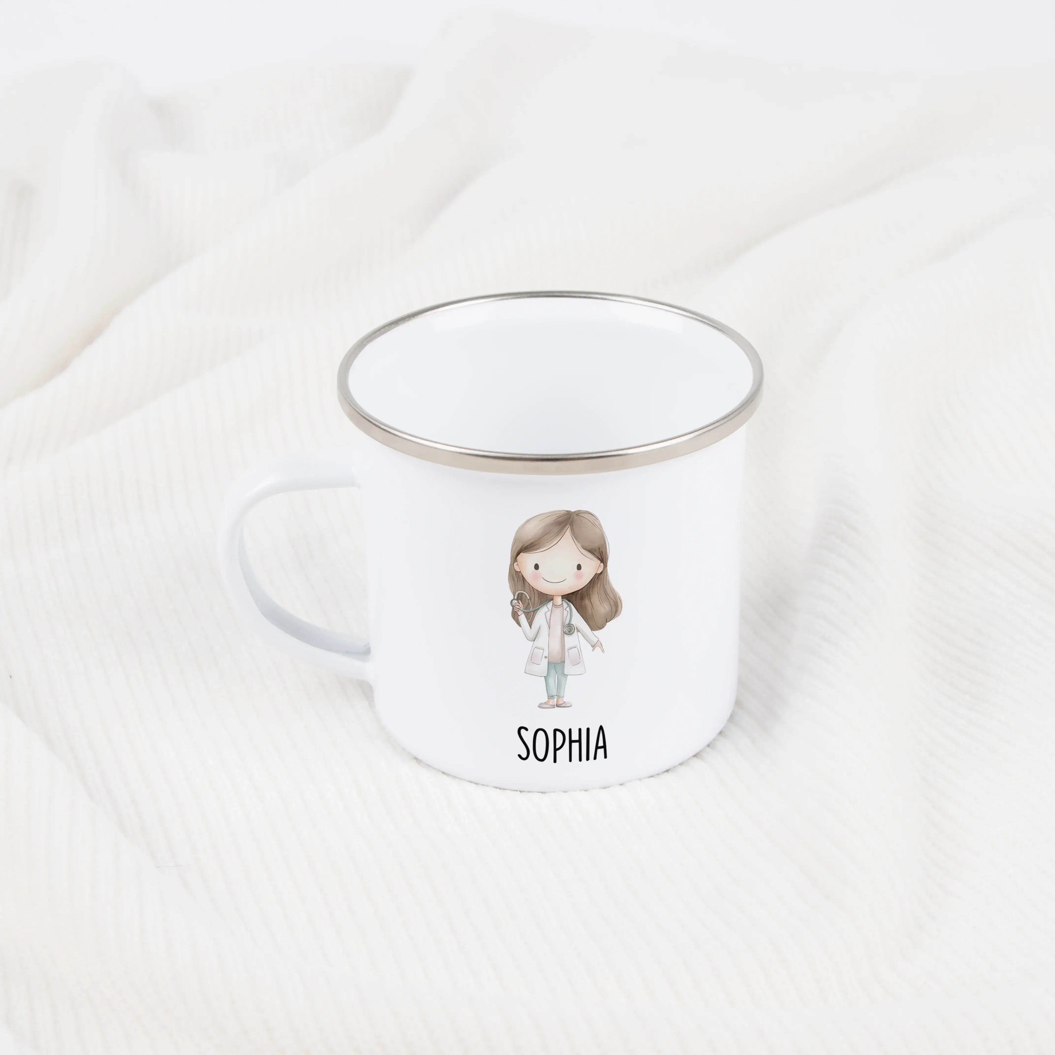 Emaille Tasse Ärztin-Emaille Tasse-famprints-Die Emaille Tasse Ärztin von famprints macht jeden Morgen ein bisschen besonderer, denn du verwandelst sie mit deinem Wunschmotiv in ein kleines persönliches Geschenk. Der zarte Aquarell-Charme der jungen Ärzti