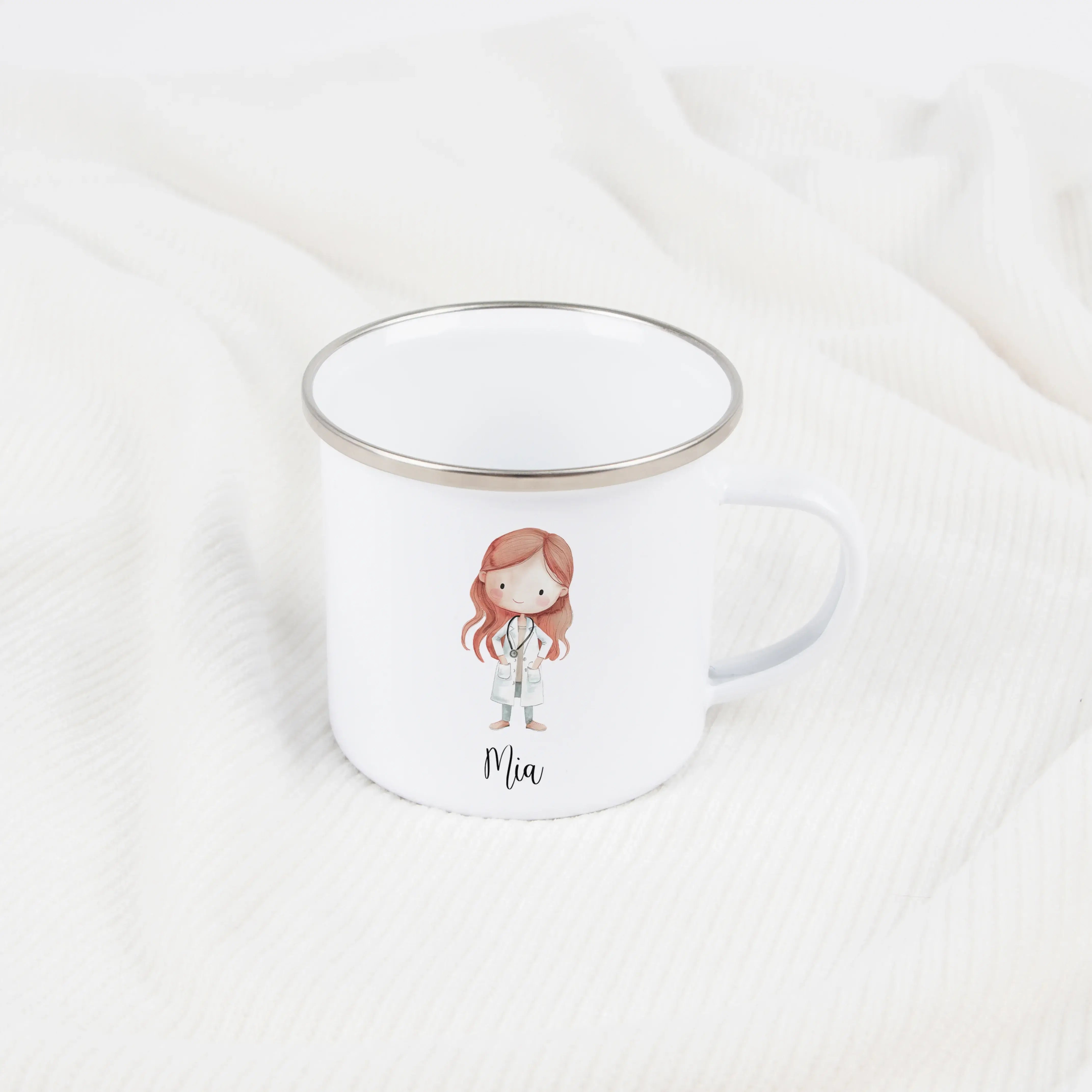 Emaille Tasse Ärztin-Emaille Tasse-famprints-Die Emaille Tasse Ärztin von famprints macht jeden Morgen ein bisschen besonderer, denn du verwandelst sie mit deinem Wunschmotiv in ein kleines persönliches Geschenk. Der zarte Aquarell-Charme der jungen Ärzti