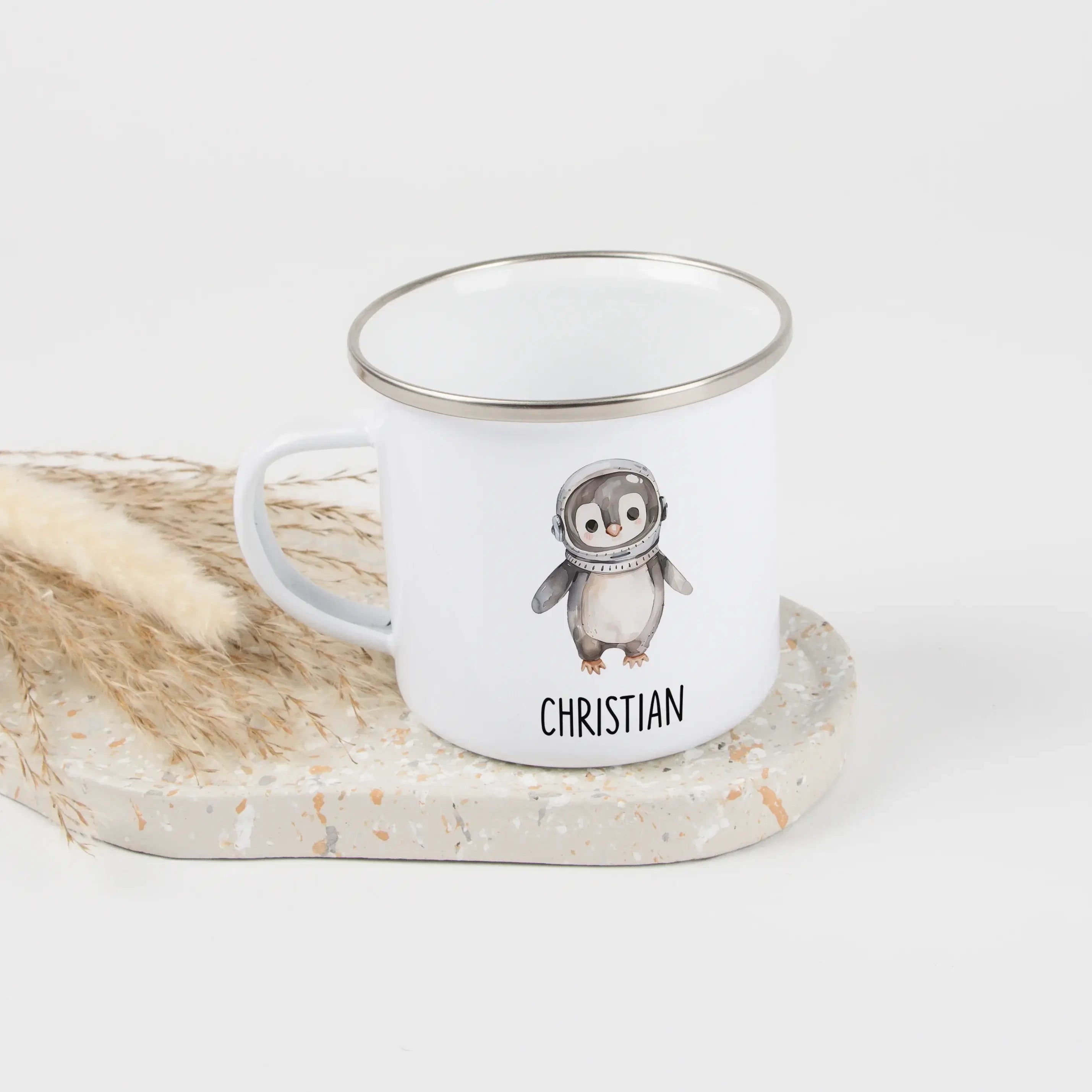 Emaille Tasse Astronaut-Emaille Tasse-famprints-Die Emaille Tasse Astronaut von famprints verbindet ein liebevoll gestaltetes Weltraum Motiv mit deinem persönlichen Wunschname und wird so zu einem Geschenk, das Kinder auf Anhieb begeistert. Der farbenfroh