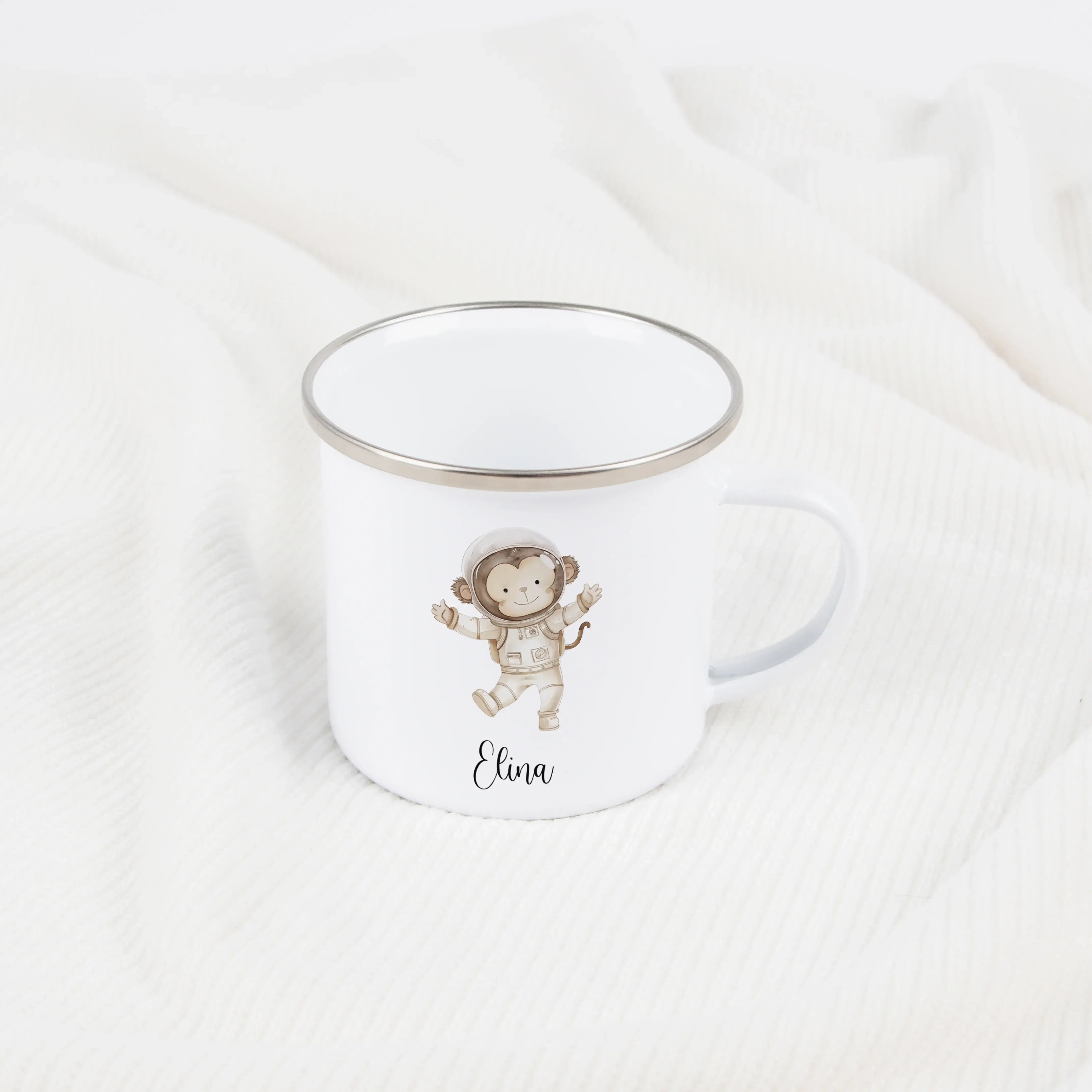 Emaille Tasse Astronaut-Emaille Tasse-famprints-Die Emaille Tasse Astronaut von famprints verbindet ein liebevoll gestaltetes Weltraum Motiv mit deinem persönlichen Wunschname und wird so zu einem Geschenk, das Kinder auf Anhieb begeistert. Der farbenfroh