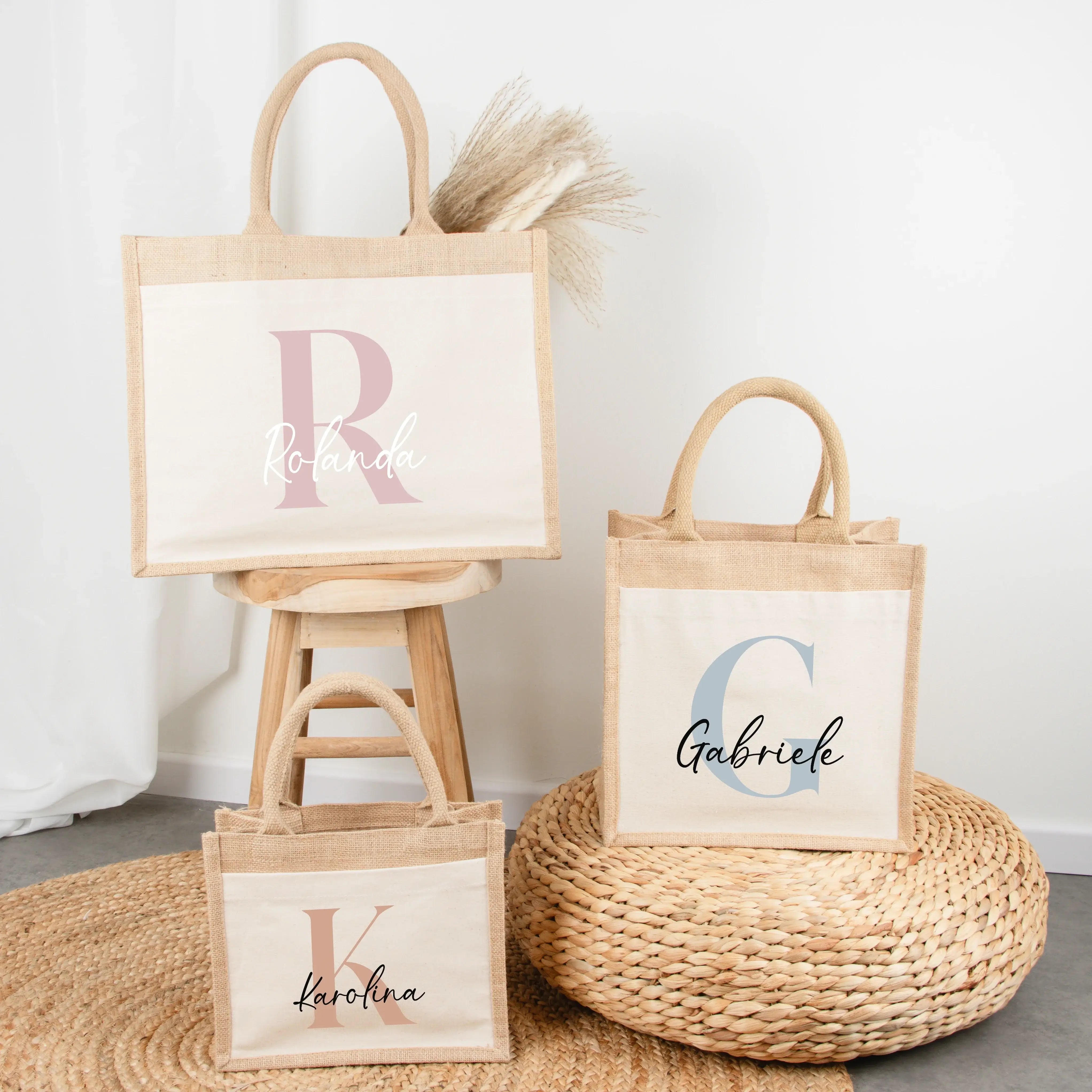 Jutetasche Name + Initial - Jutetasche - famprints - Eine Jutetasche Name + Initial von famprints ist mehr als ein hübsches Accessoire – sie wird zu einem liebevollen Begleiter für Alltag und besondere Momente. Mit deinen persönlichen Buchstaben in sanfte