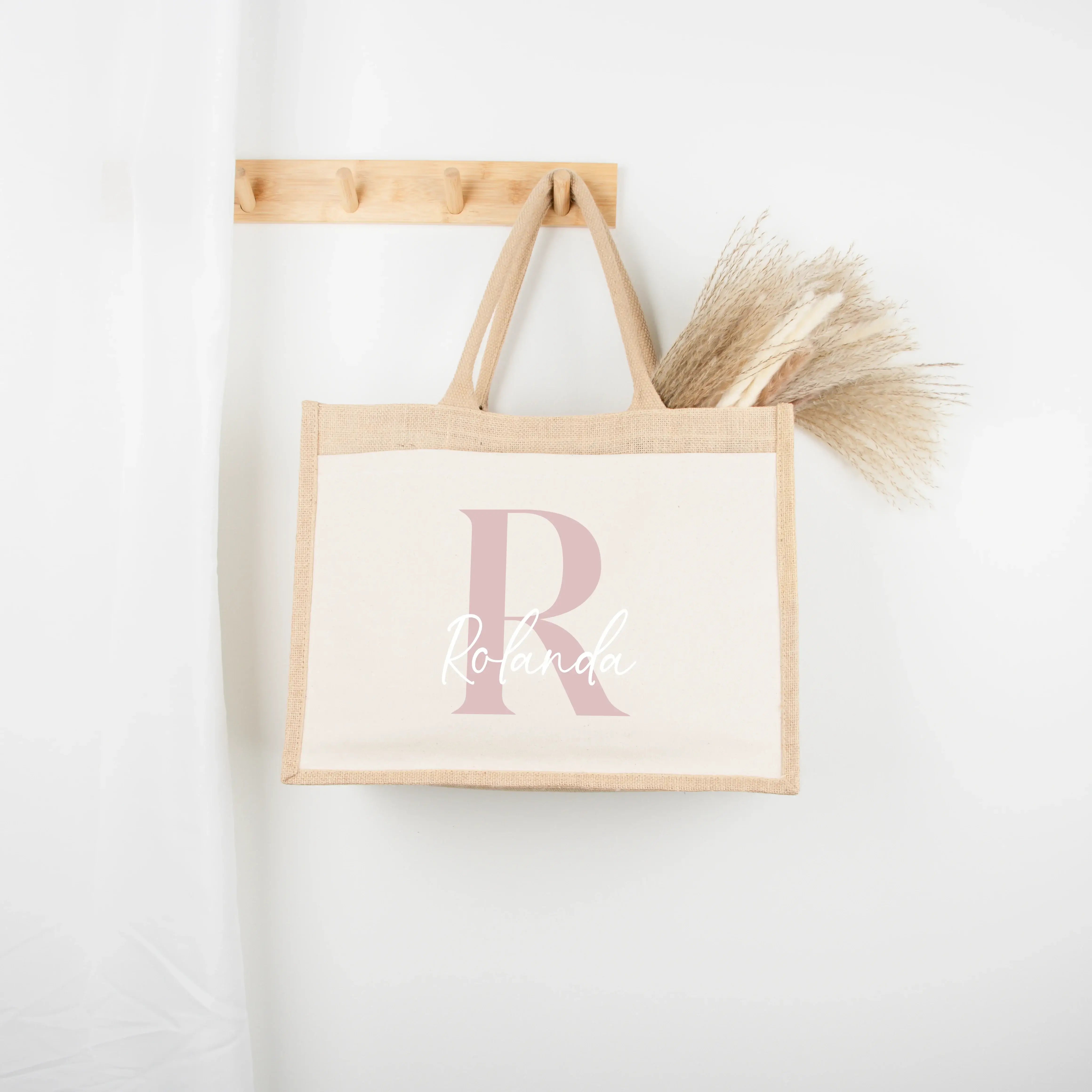Jutetasche Name + Initial - Jutetasche - famprints - Eine Jutetasche Name + Initial von famprints ist mehr als ein hübsches Accessoire – sie wird zu einem liebevollen Begleiter für Alltag und besondere Momente. Mit deinen persönlichen Buchstaben in sanfte